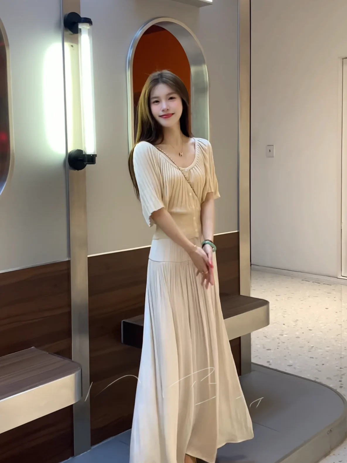 Korean Style Soft Accordion Pleat Large round Neck Slimming Knitted Top with Pleated Drifting Long Skirt Anti-Aging Fashionab...
Korean Style Soft Accordion Pleat Large round Neck Slimming Knitted Top with Pleated Drifting Long Skirt Anti-Aging Fashionab...