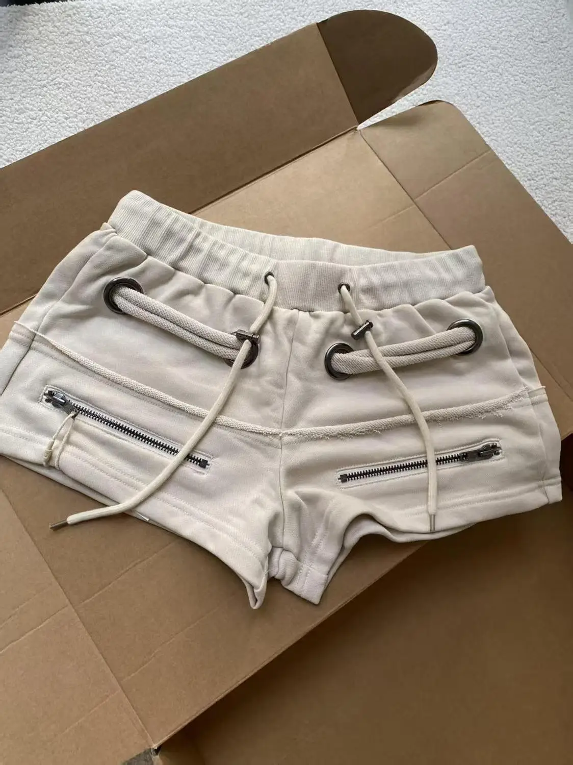 Korean Spice Girl Retro Gray Zipper Drawstring Short Sweatpants Design Sense Low Waist Super Shorts Women
Korean Spice Girl Retro Gray Zipper Drawstring Short Sweatpants Design Sense Low Waist Super Shorts Women