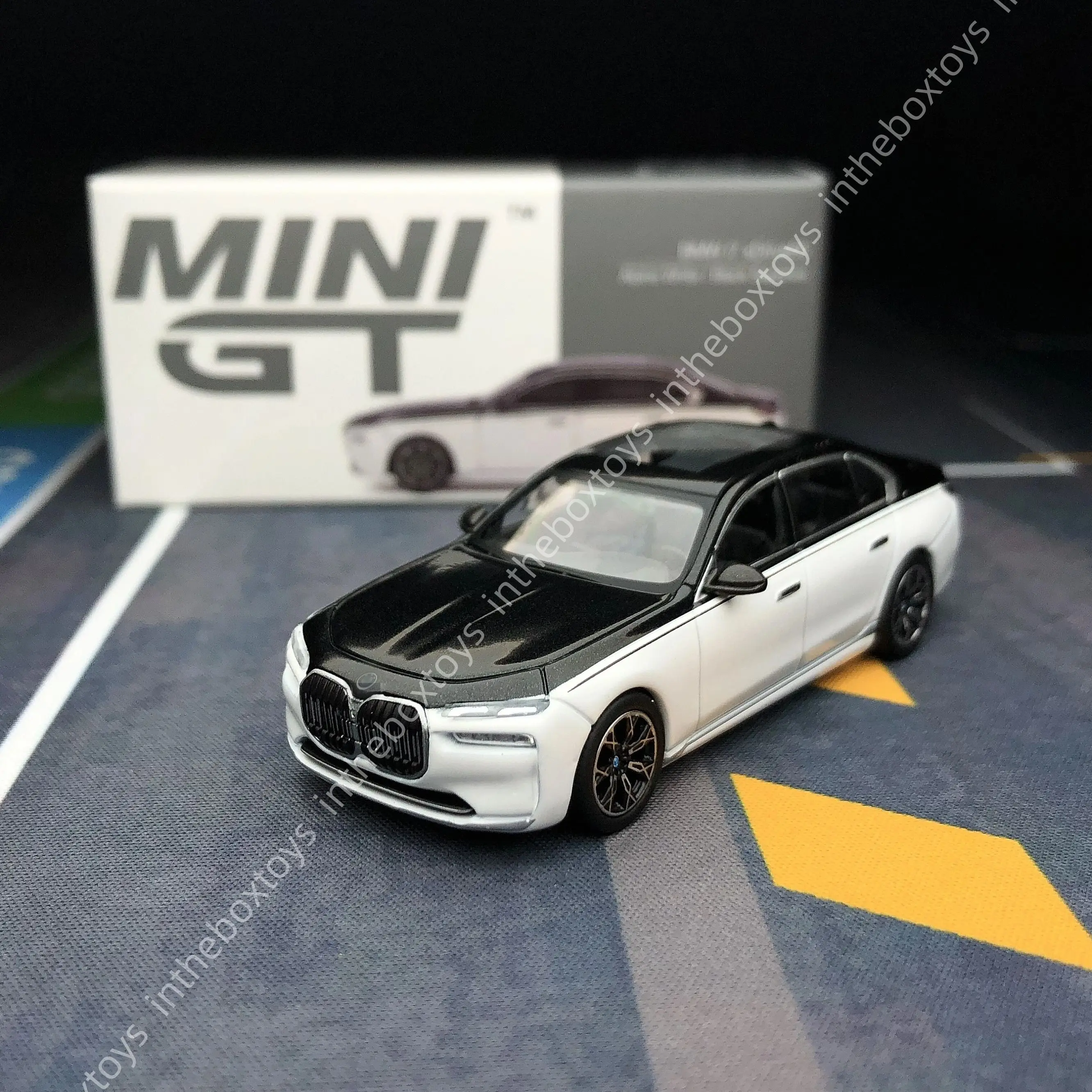 In theBoxToys StoMinigt 1/64 959 i7 xDrive60 Alpine White Black Sapphire Diecast Model Car Collection Limited Edition Hobby Toys
In theBoxToys StoMinigt 1/64 959 i7 xDrive60 Alpine White Black Sapphire Diecast Model Car Collection Limited Edition Hobby Toys