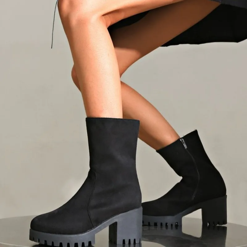2025 New Spring and Autumn Women Suede Ankle Boots Fashion Slimming Short Booties Autumn Winter Female Thick Heel Shoes
2025 New Spring and Autumn Women Suede Ankle Boots Fashion Slimming Short Booties Autumn Winter Female Thick Heel Shoes