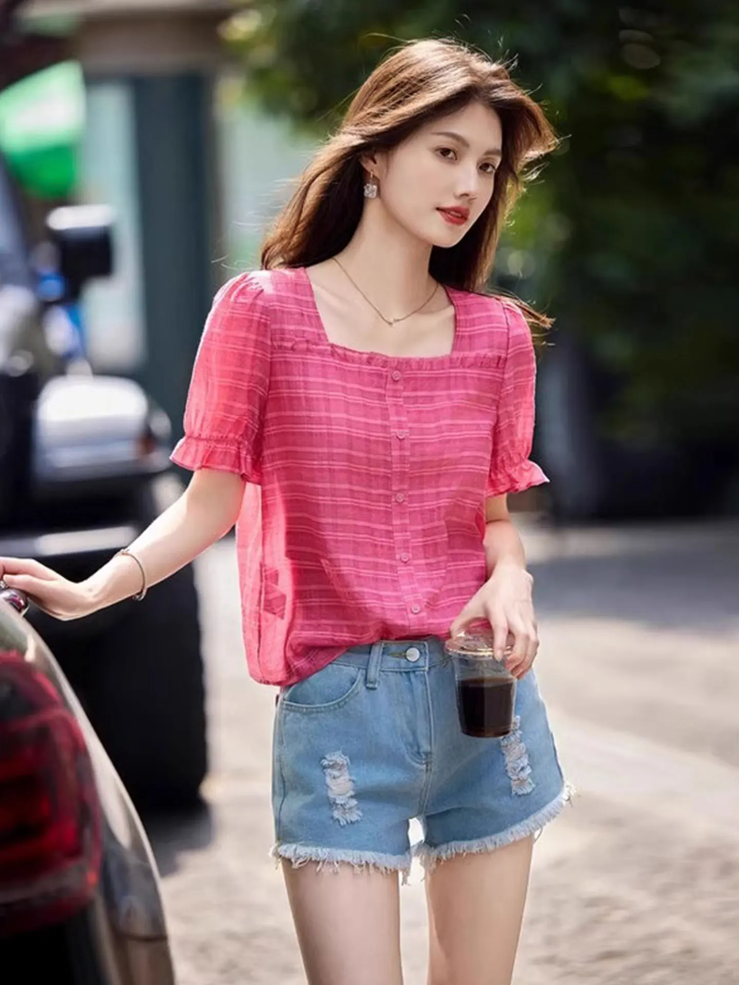 Летний шифоновый топ Sweet Sleirts от европейского бренда класса люкс, коллекция 2025, с квадратным воротником и рукавами-фонариками, антивозрастной дизайн, корейская версия
Летний шифоновый топ Sweet Sleirts от европейского бренда класса люкс, коллекция 2025, с квадратным воротником и рукавами-фонариками, антивозрастной дизайн, корейская версия