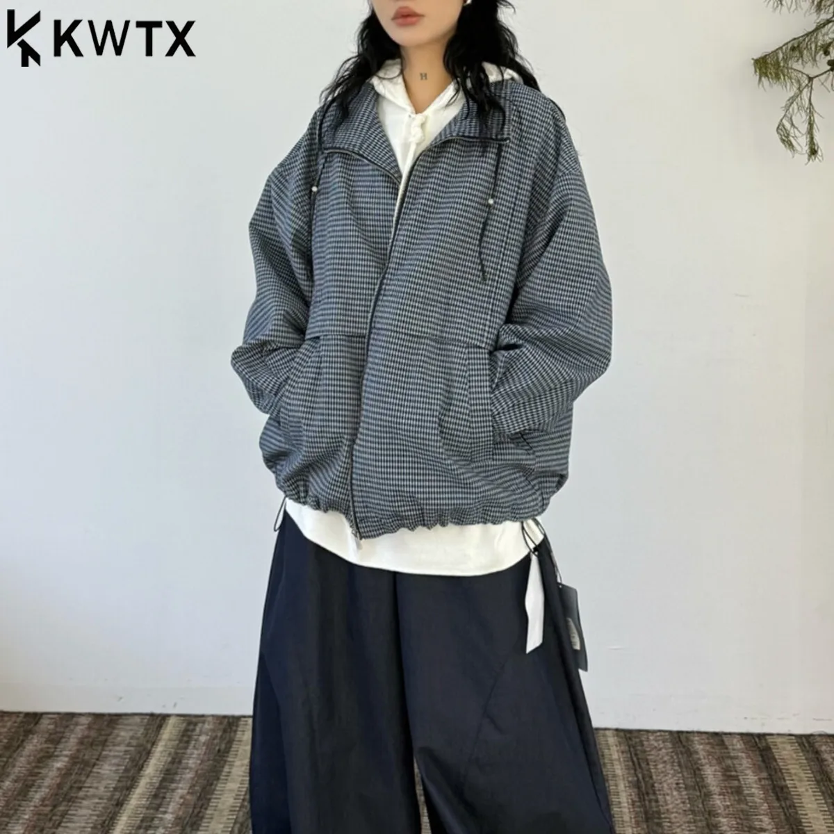 KWTX 2025 Plaid Bomber Jacket Women Color Block Stand Collar Zipper Pockets Vintage Chic Luxury Spring Autumn Casual Coat Count
KWTX 2025 Plaid Bomber Jacket Women Color Block Stand Collar Zipper Pockets Vintage Chic Luxury Spring Autumn Casual Coat Count