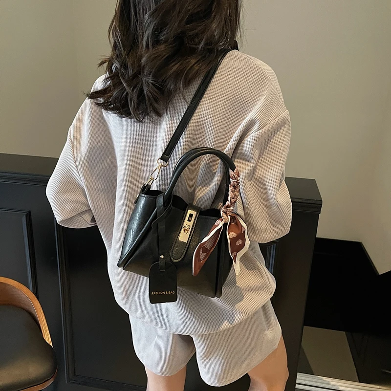 Ladies' fashionable PU popular splicing shoulder bag crossbody bag сумка bolsos de mujer bags for woman designer luxury bag
Ladies' fashionable PU popular splicing shoulder bag crossbody bag сумка bolsos de mujer bags for woman designer luxury bag