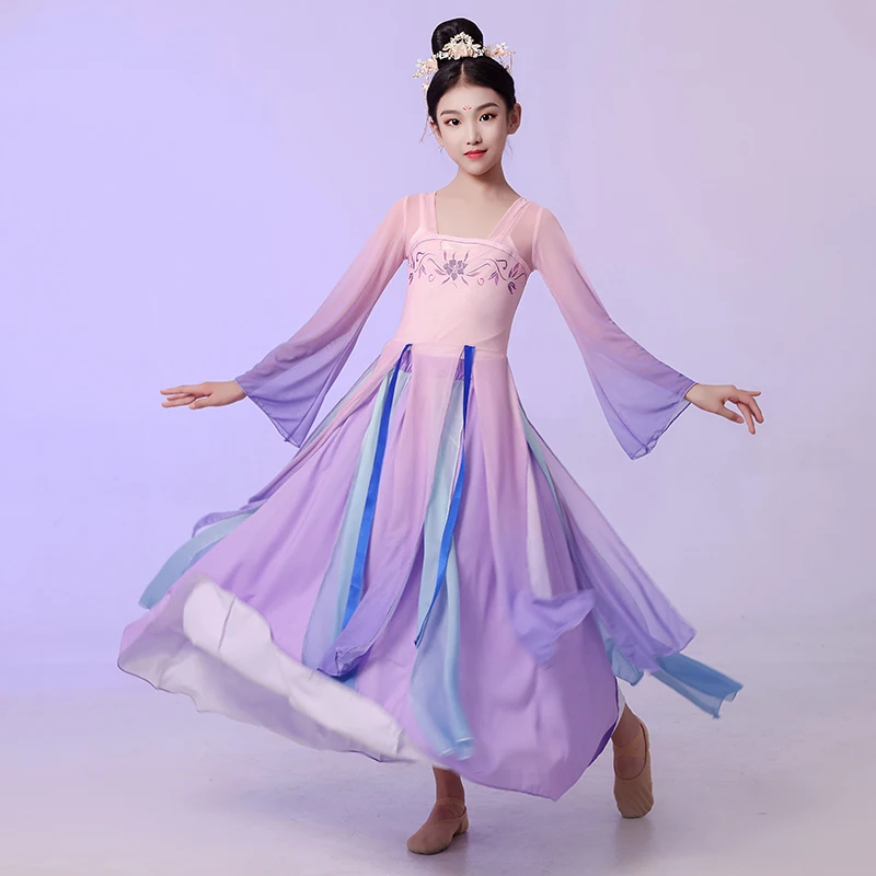 Классический танцевальный костюм Hanfu, сари для девочек, плавающая Этническая тренировочная одежда, китайский танцевальный фанат, танцевальный костюм для выступления на сцене
Классический танцевальный костюм Hanfu, сари для девочек, плавающая Этническая тренировочная одежда, китайский танцевальный фанат, танцевальный костюм для выступления на сцене