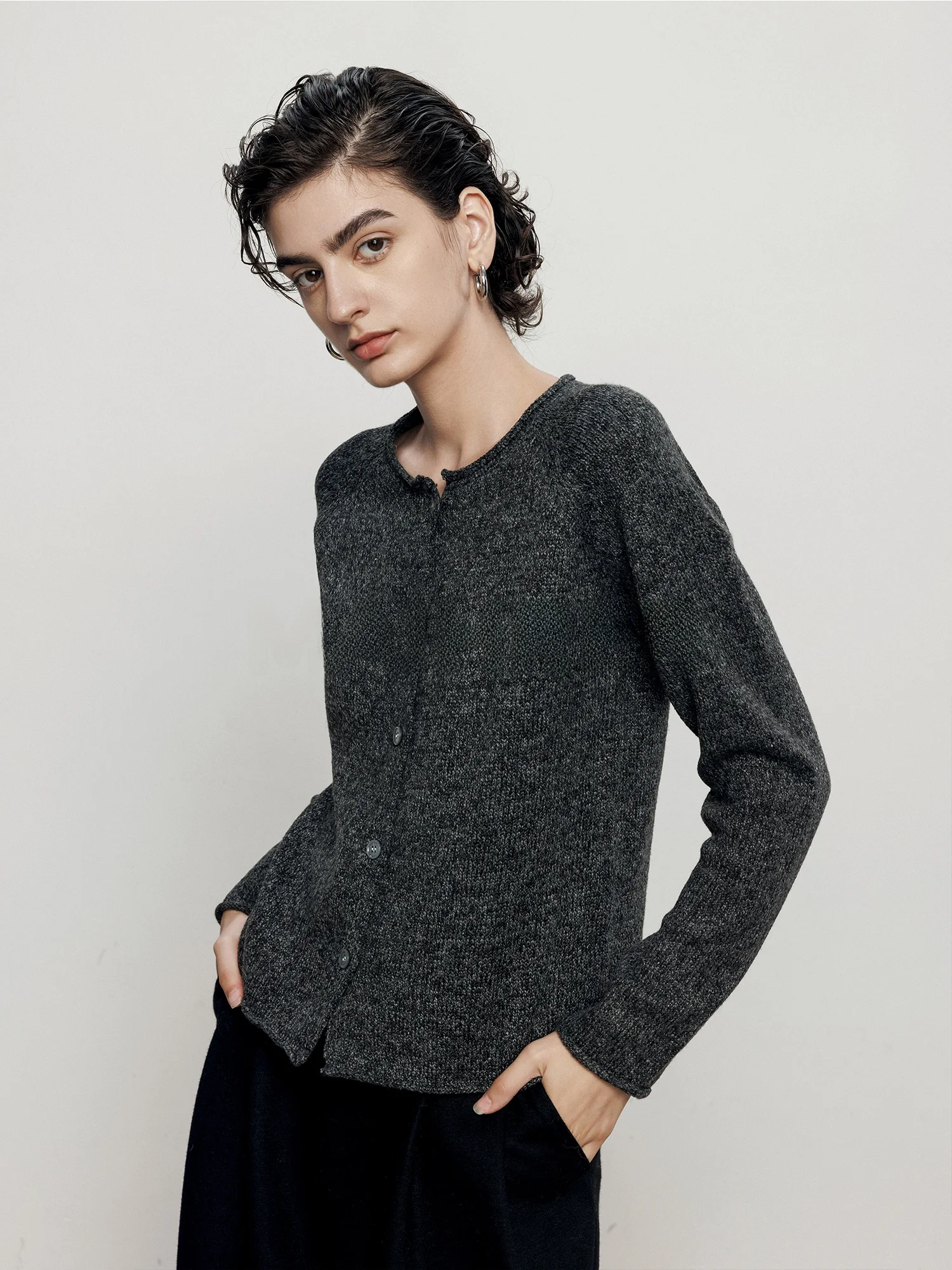 Женский вязаный кардиган Maiher с круглым вырезом, свободный свитер для осени и зимы, базовая модель, повседневный, из полиэстеровой смеси
Женский вязаный кардиган Maiher с круглым вырезом, свободный свитер для осени и зимы, базовая модель, повседневный, из полиэстеровой смеси