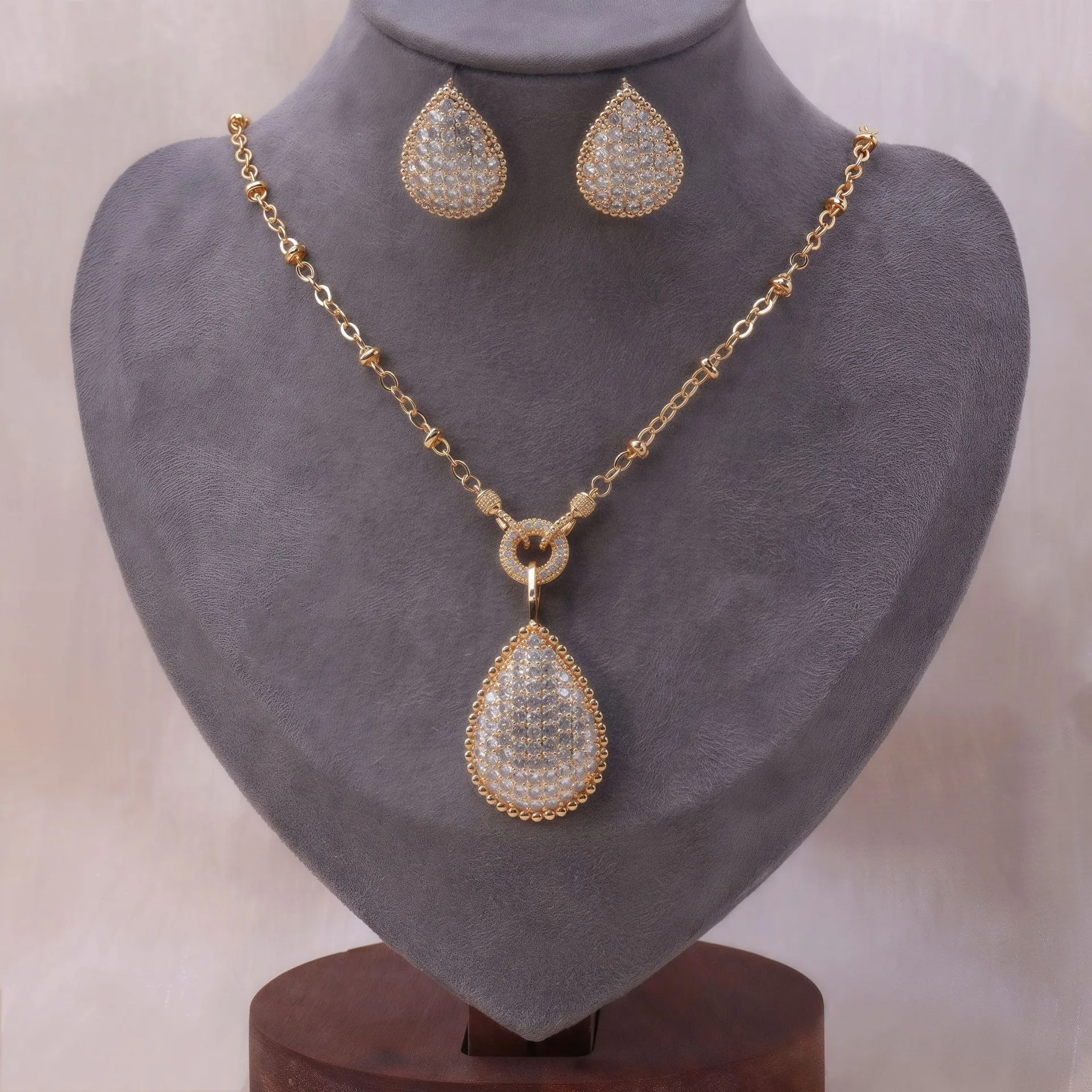 Classic Gold Color Zircon Earrings Necklace Luxury Shiny Cubic Zirconia Brides Wedding Jewelry Sets Gift
Classic Gold Color Zircon Earrings Necklace Luxury Shiny Cubic Zirconia Brides Wedding Jewelry Sets Gift
