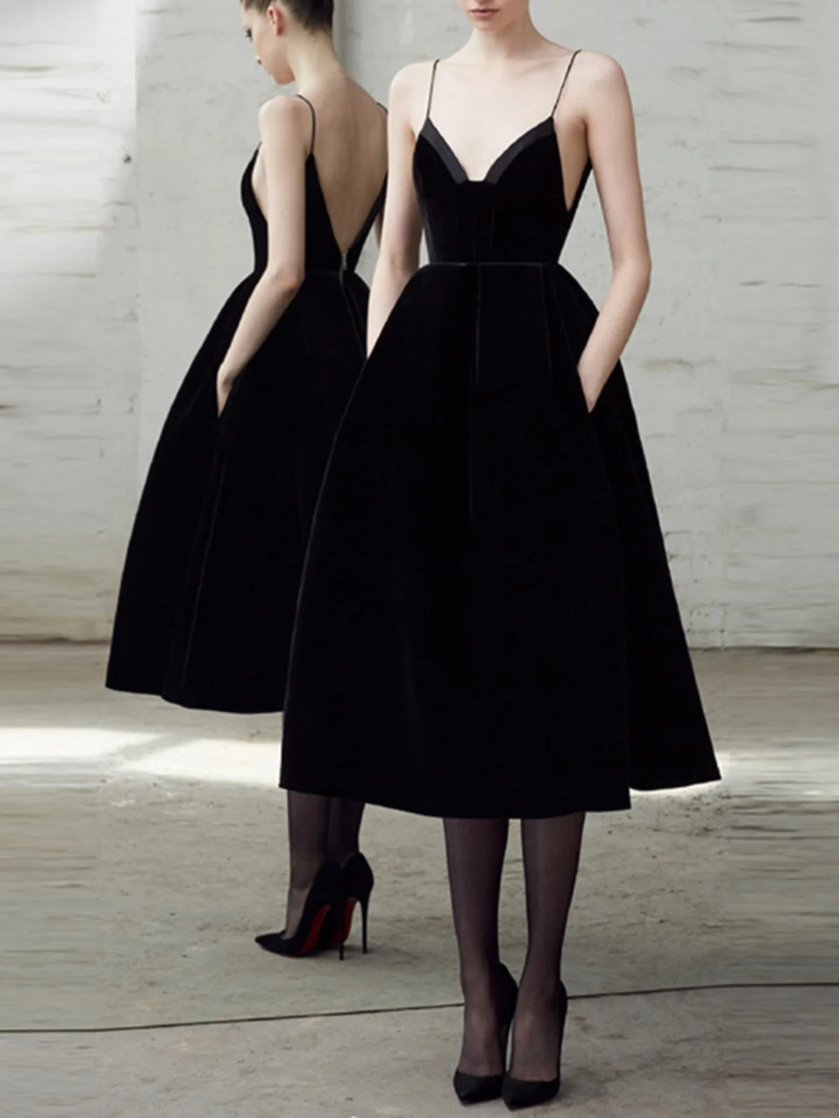 Новинка лета: женское короткое платье с V-образным вырезом и бретелями, простое, элегантное, из полиэстера, для церемоний
Новинка лета: женское короткое платье с V-образным вырезом и бретелями, простое, элегантное, из полиэстера, для церемоний