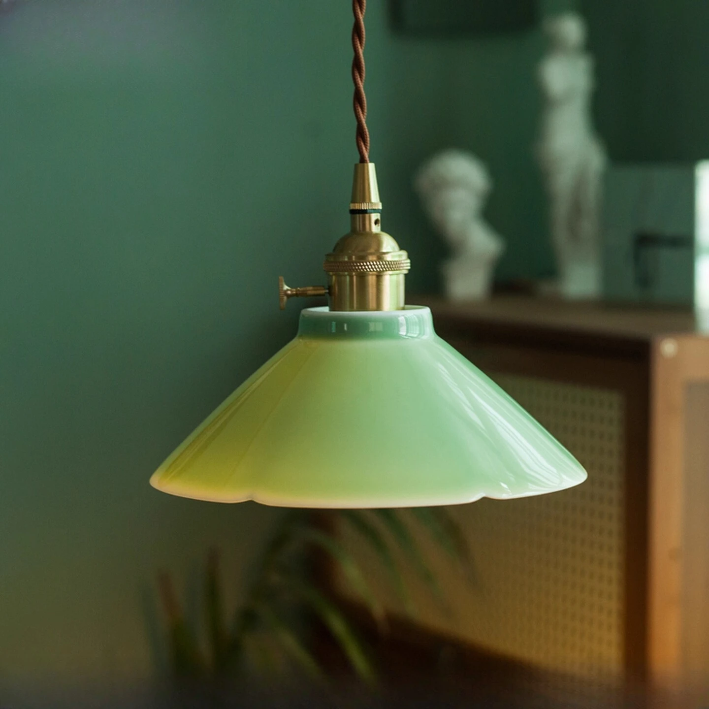 Antique celadon ceramic pendant light retro tea room Chinese restaurant creative homestay bedside pendant light
Antique celadon ceramic pendant light retro tea room Chinese restaurant creative homestay bedside pendant light