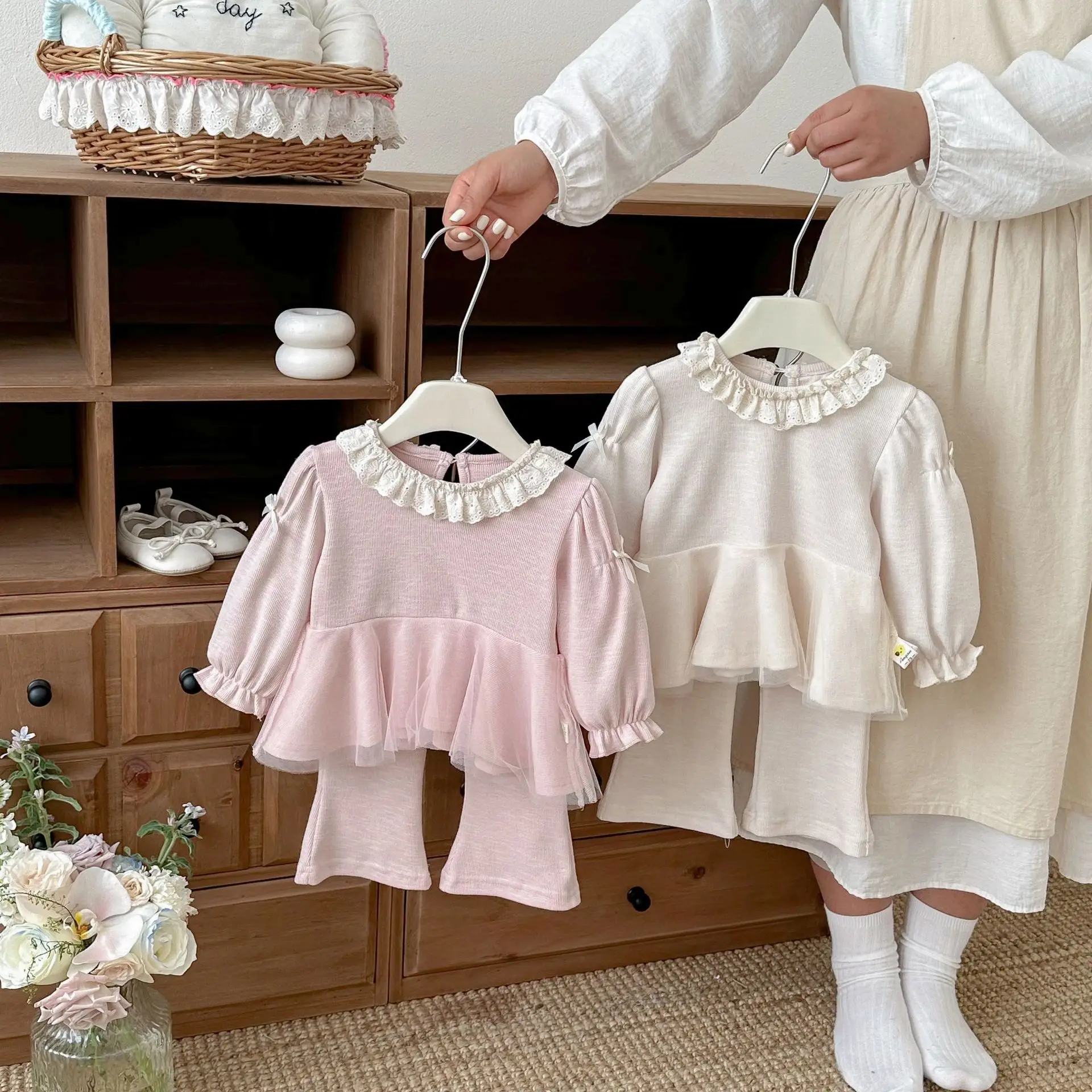 Модный комплект для девочек 2026: Корейская коллекция, весенняя детская сетчатая блузка с бантом и брюки-клеш, женский комплект из двух предметов
Модный комплект для девочек 2026: Корейская коллекция, весенняя детская сетчатая блузка с бантом и брюки-клеш, женский комплект из двух предметов