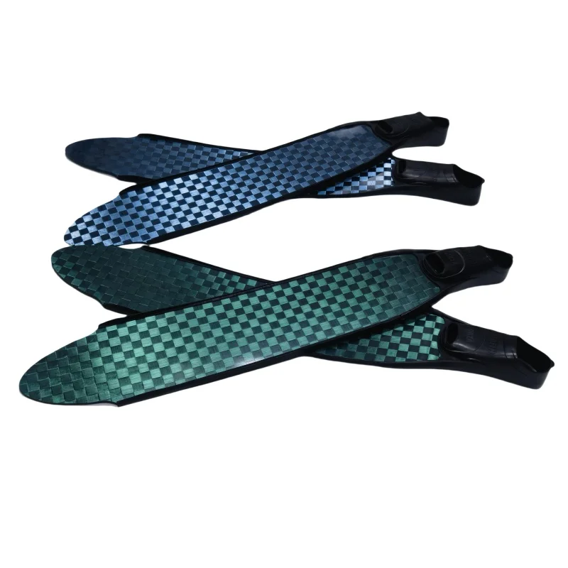 Ласты для фридайвинга из высококачественного углеродного волокна с длинными лопастями, светящиеся в темноте, зелено-синие, с индивидуальным дизайном и цветовой гаммой.
Ласты для фридайвинга из высококачественного углеродного волокна с длинными лопастями, светящиеся в темноте, зелено-синие, с индивидуальным дизайном и цветовой гаммой.