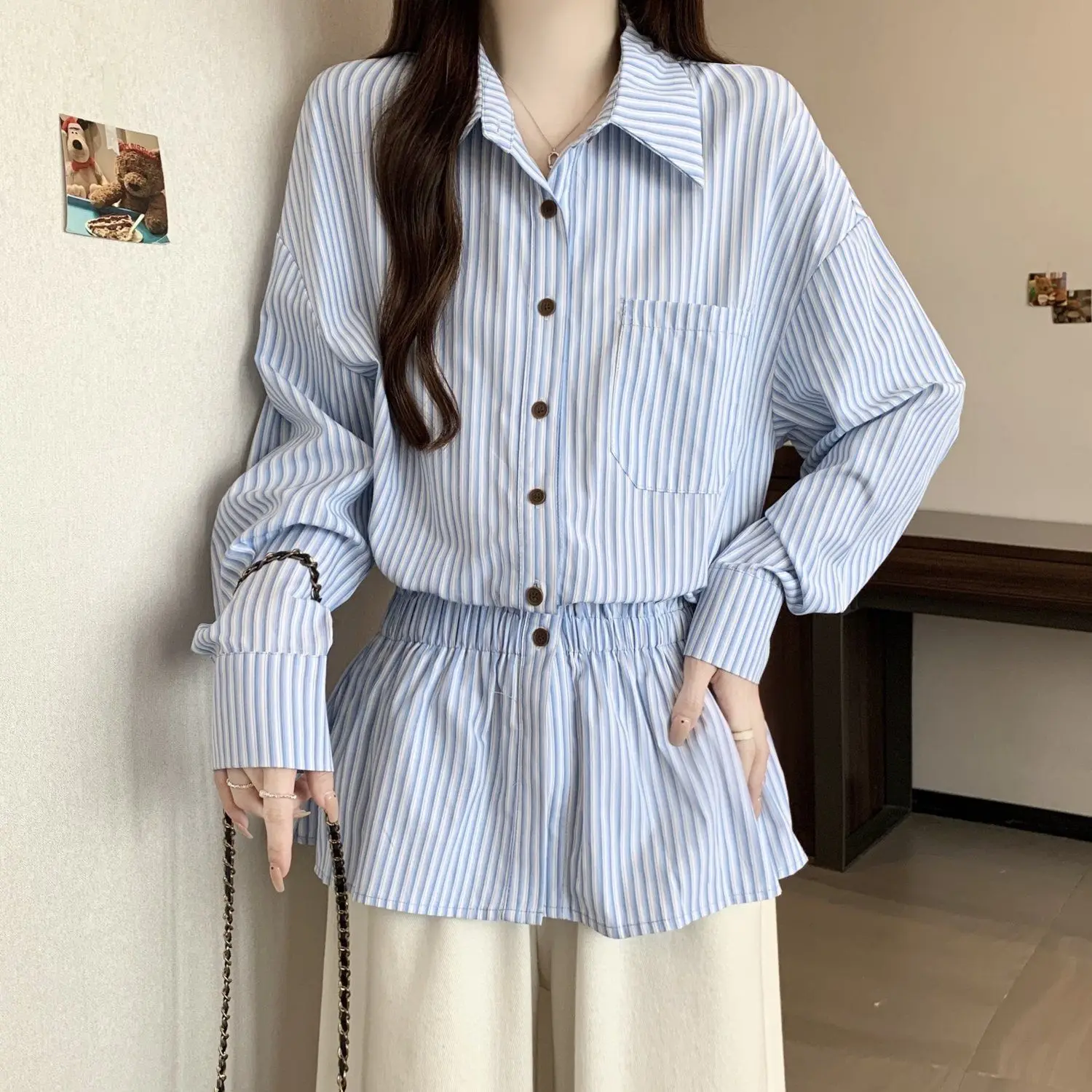 Autumn 2026 New Polo Collar Striped Shirt Women's Design Sense Niche Waist Pinch Thin Long-sleeved Top
Autumn 2026 New Polo Collar Striped Shirt Women's Design Sense Niche Waist Pinch Thin Long-sleeved Top