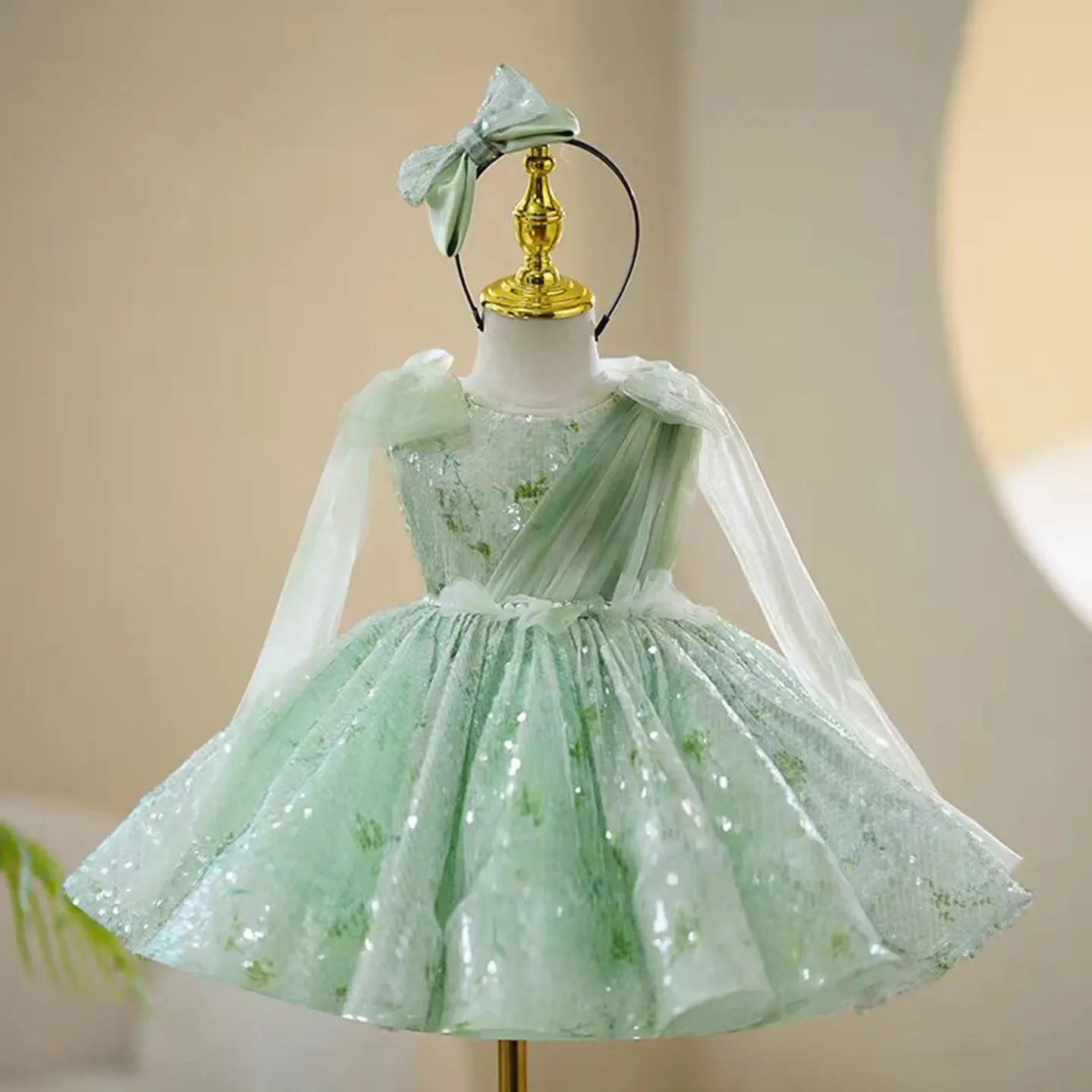 Custom Green Sequin Tulle Cape Bow Flower Girl Dress Wedding Gown for First Christmas Kids Birthday Party Princess Outfit
Custom Green Sequin Tulle Cape Bow Flower Girl Dress Wedding Gown for First Christmas Kids Birthday Party Princess Outfit