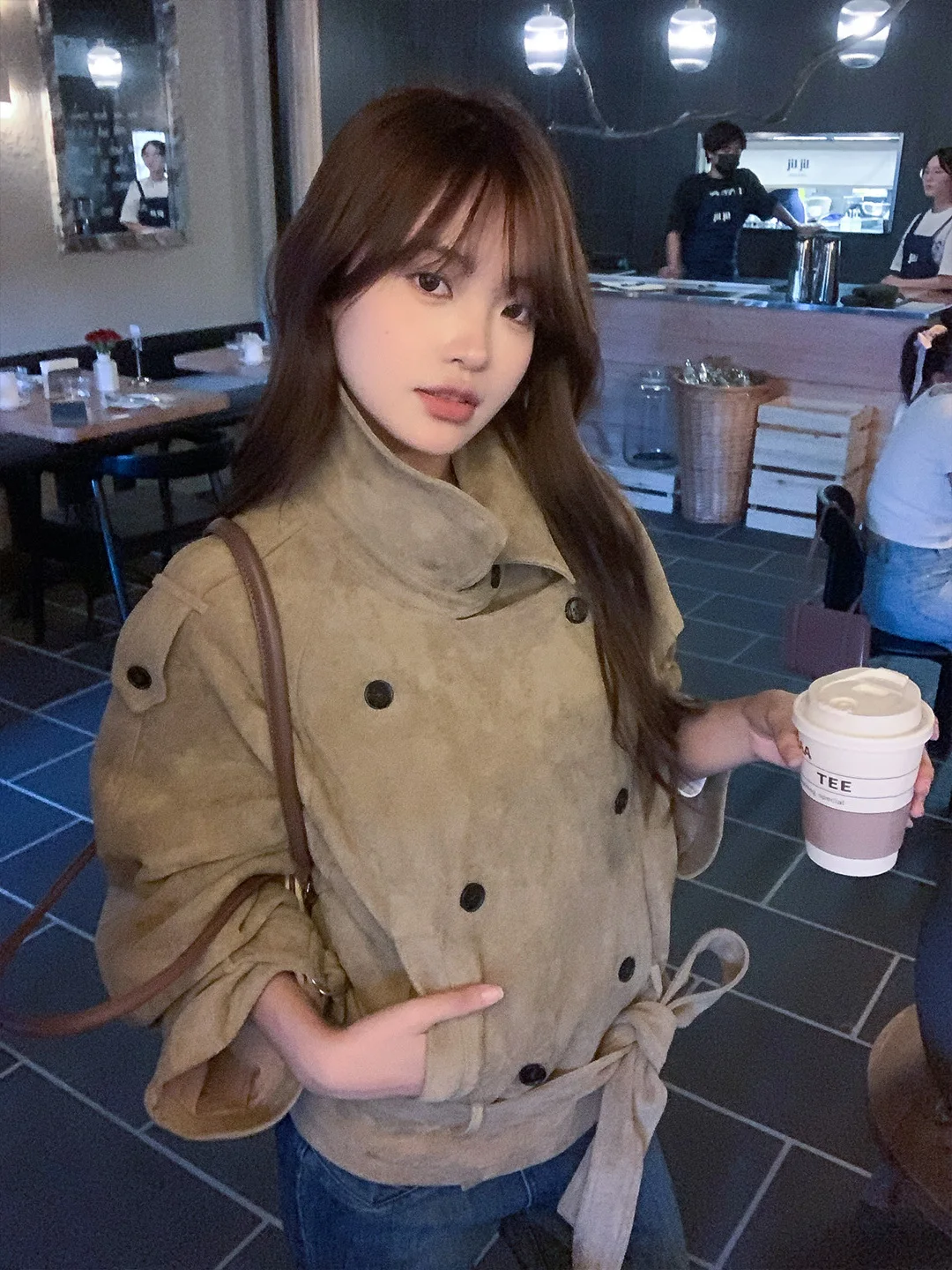 Замшевая куртка в стиле ретро, женская повседневная куртка с воротником-стойкой, осень-зима, модная элитная теплая повседневная одежда
Замшевая куртка в стиле ретро, женская повседневная куртка с воротником-стойкой, осень-зима, модная элитная теплая повседневная одежда