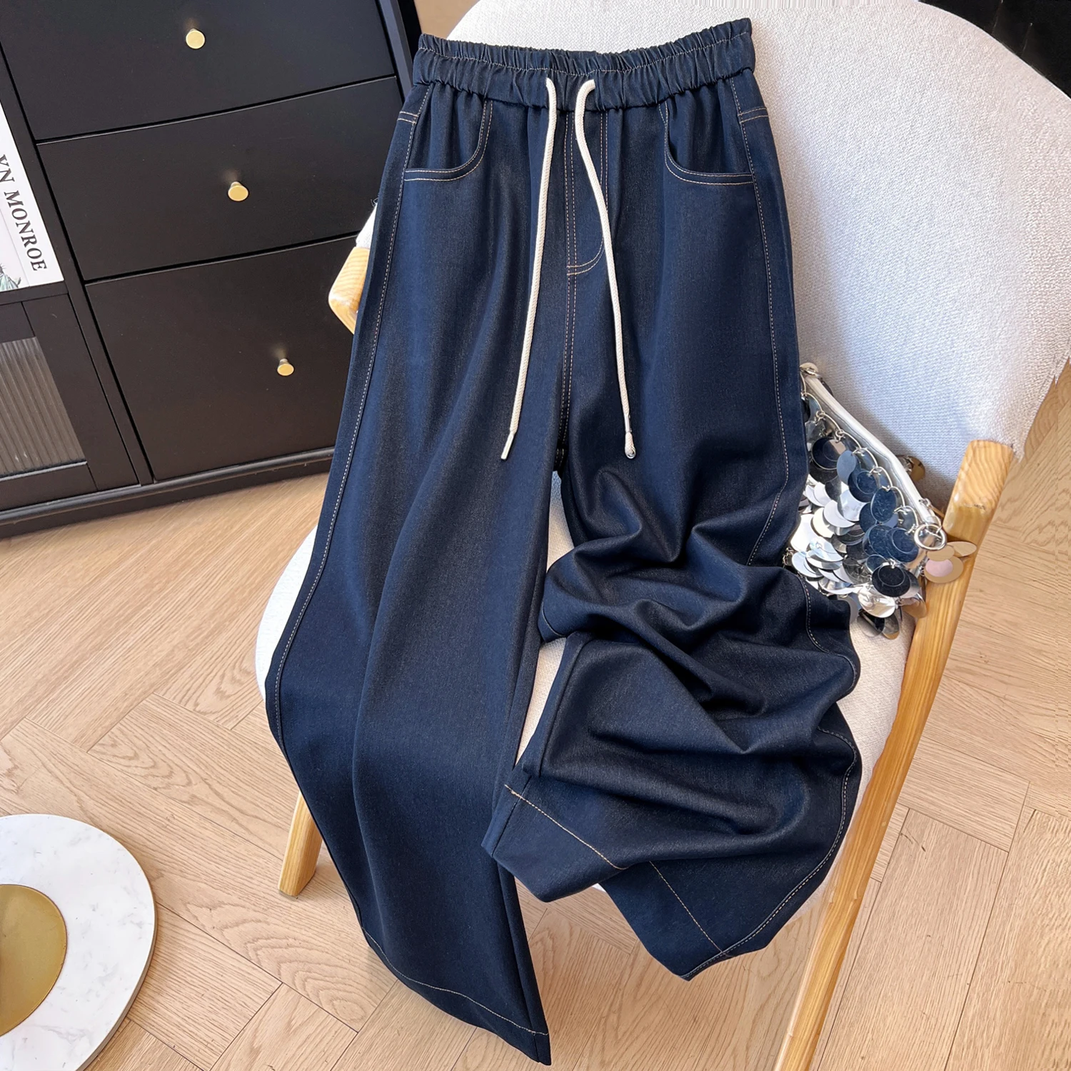 Женские джинсы с высокой талией, прямые, широкие, синие, весенние, новые, свободные, повседневные, драпирующиеся, из денима, с эффектом похудения
Женские джинсы с высокой талией, прямые, широкие, синие, весенние, новые, свободные, повседневные, драпирующиеся, из денима, с эффектом похудения