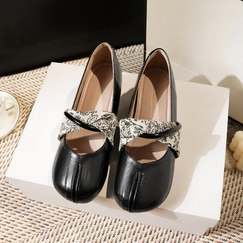 Luxury Designer Womens Split Toe Ballet Flats Silk Scarf Decor Mary Jane Shoes Soft Leather Comfortable Casual Loafers for Women
Luxury Designer Womens Split Toe Ballet Flats Silk Scarf Decor Mary Jane Shoes Soft Leather Comfortable Casual Loafers for Women