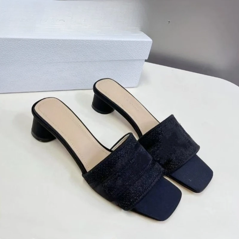 2026 Summer New Women's Embroidery Genuine Leather Slides Chunky Heel Flat Sandals Casual Outdoor Beach Shoes Trendy Daily Wear
2026 Summer New Women's Embroidery Genuine Leather Slides Chunky Heel Flat Sandals Casual Outdoor Beach Shoes Trendy Daily Wear