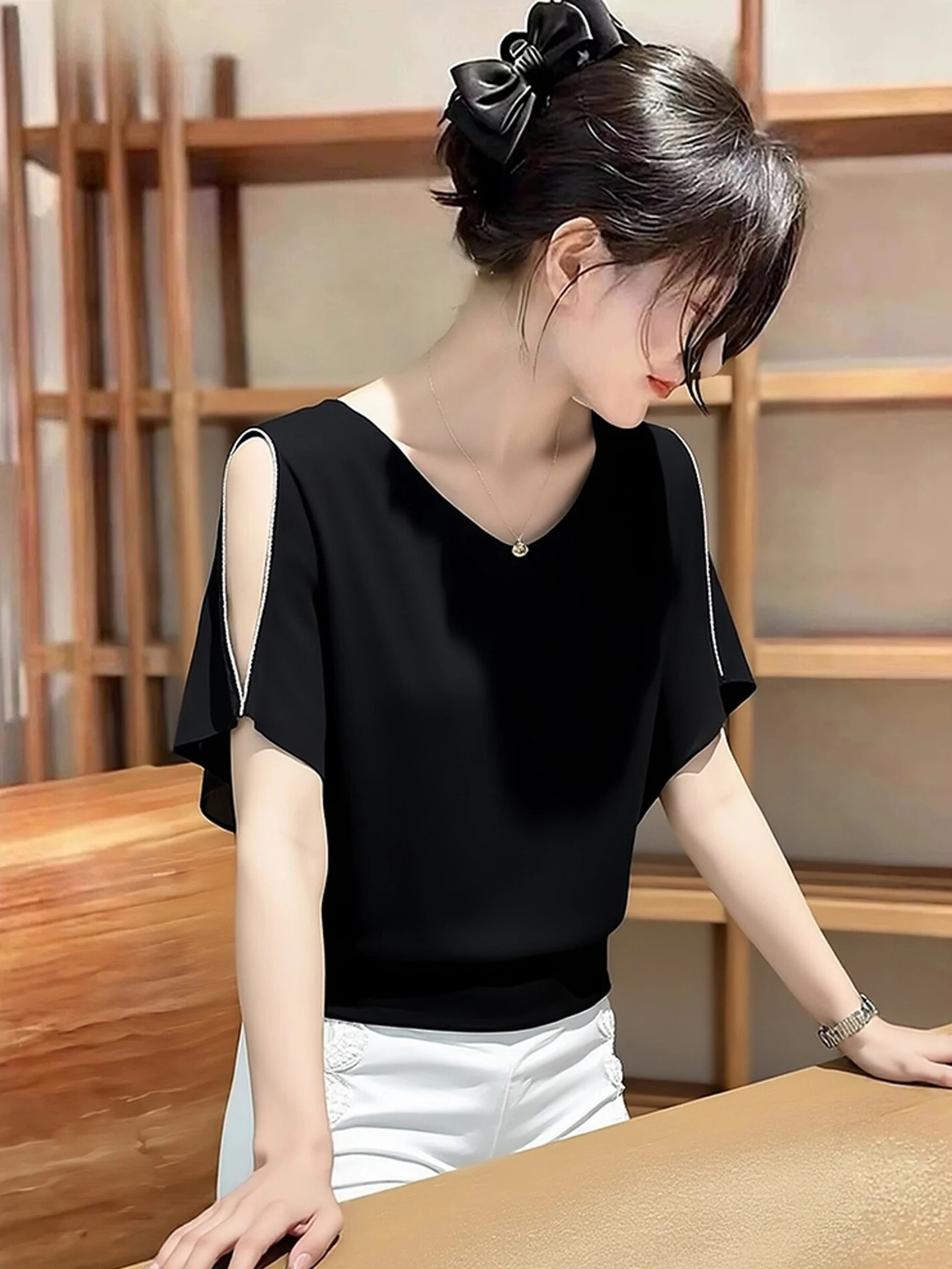 Chic V-Neck ShoulderBared Comfortable Base Shirt Korean Style Loose Fit Short Sleeve Women's Top Fashionable Casual Versatile
Chic V-Neck ShoulderBared Comfortable Base Shirt Korean Style Loose Fit Short Sleeve Women's Top Fashionable Casual Versatile