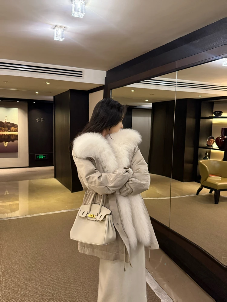 Женская зимняя куртка-пуховик с меховым воротником, 90% белый пух, повседневная, свободного кроя, теплая, на молнии, серия Snow Trip
Женская зимняя куртка-пуховик с меховым воротником, 90% белый пух, повседневная, свободного кроя, теплая, на молнии, серия Snow Trip