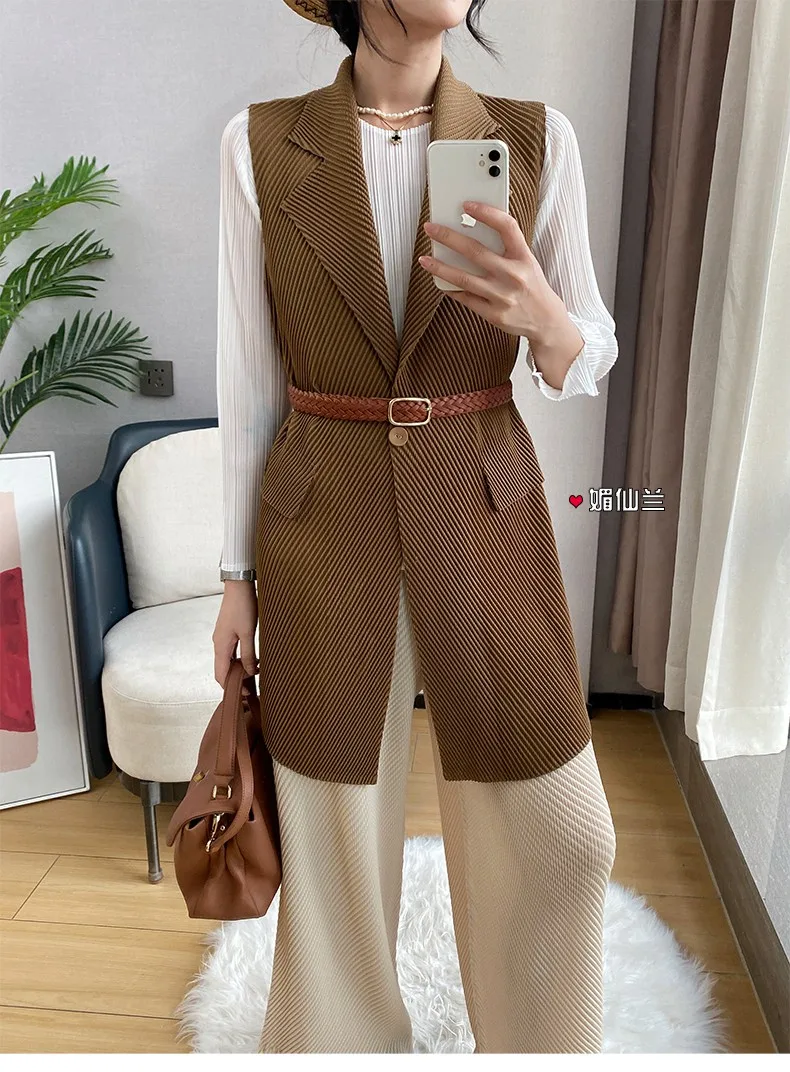 Модный женский коричневый плиссированный жилет с лацканами. Модная верхняя одежда свободного покроя на все сезоны. Идеально подходит для офиса в уличном стиле.
Модный женский коричневый плиссированный жилет с лацканами. Модная верхняя одежда свободного покроя на все сезоны. Идеально подходит для офиса в уличном стиле.