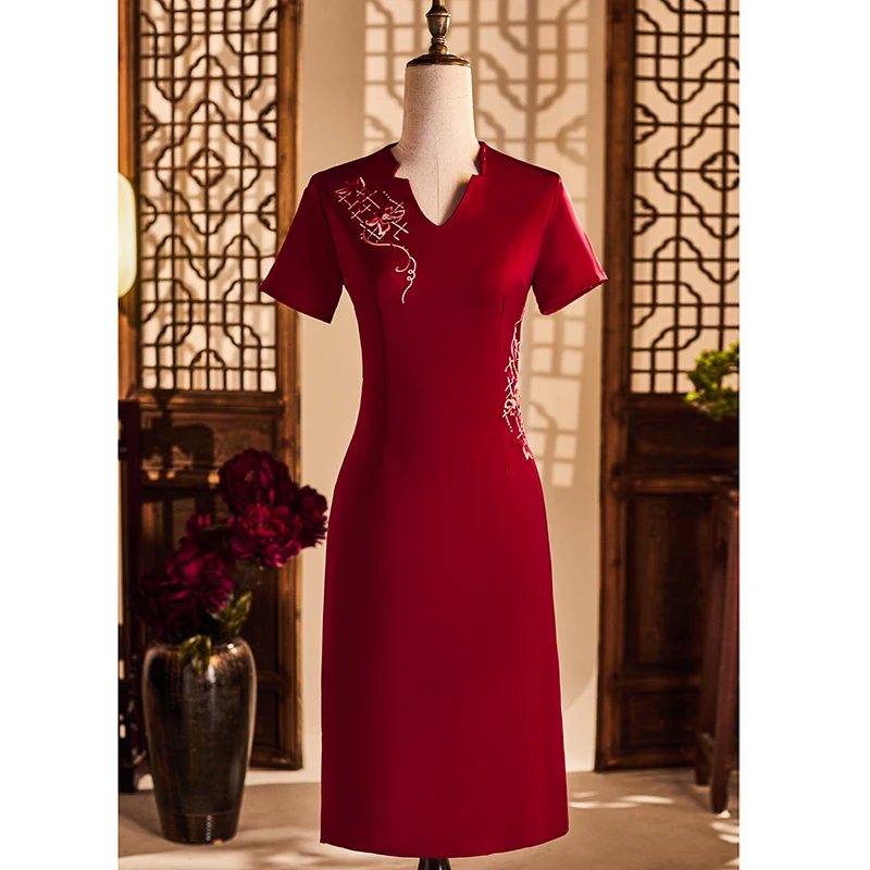 Elegant V-Neck Embroidered Mom Wedding Dress High-Quality Short Qipao for Wedding Celebration Young Wear
Elegant V-Neck Embroidered Mom Wedding Dress High-Quality Short Qipao for Wedding Celebration Young Wear