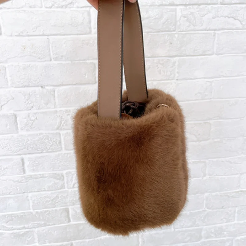 2025 Autumn and winter new Korean drawstring bucket bag, soft and fluffy hand bill of lading shoulder crossbody bag
2025 Autumn and winter new Korean drawstring bucket bag, soft and fluffy hand bill of lading shoulder crossbody bag