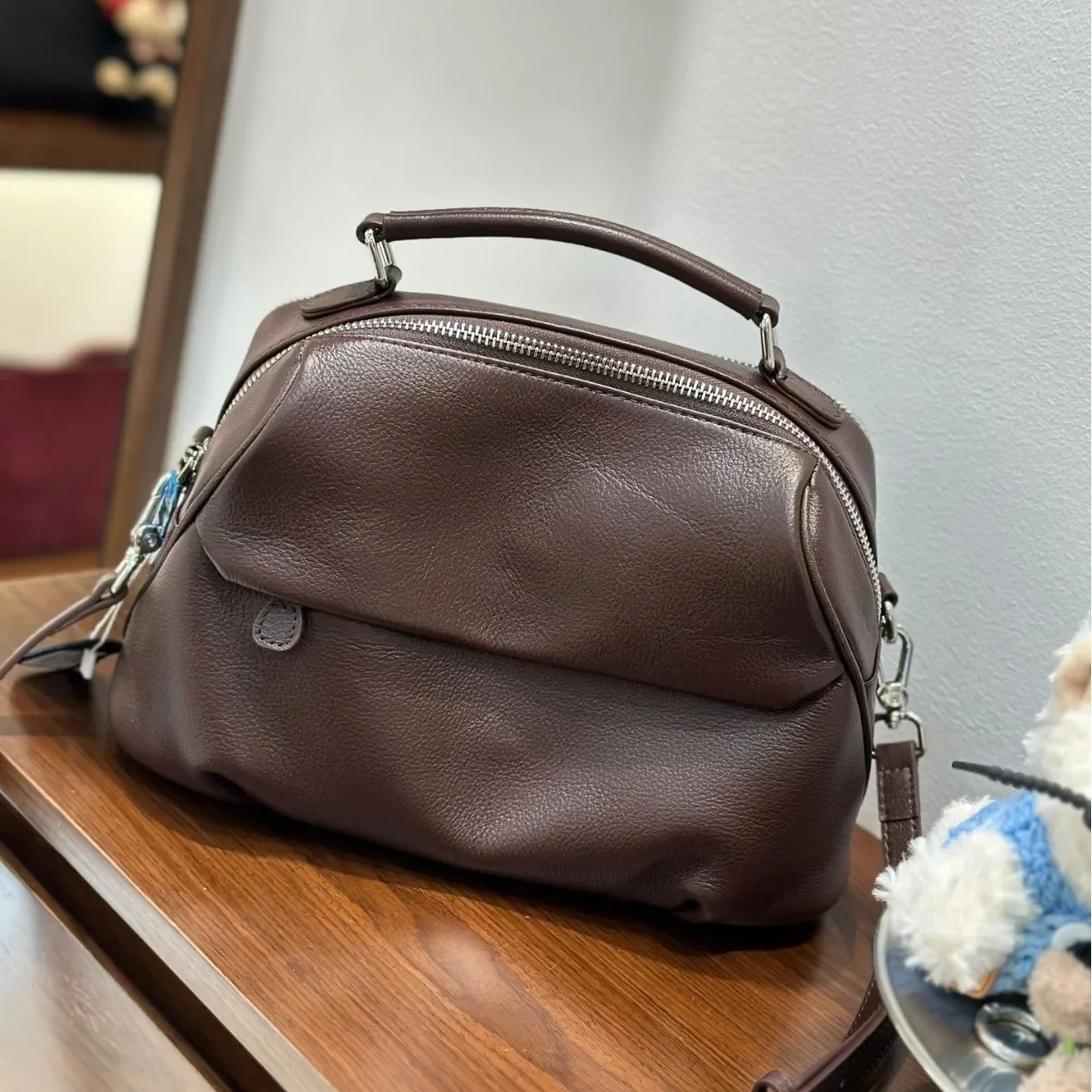 High Quality Natural Cowhide Leather Women's Luxury Handbag Ladies' Fashion Shoulder Crossbody Practical Soft Leather Shell Bag
High Quality Natural Cowhide Leather Women's Luxury Handbag Ladies' Fashion Shoulder Crossbody Practical Soft Leather Shell Bag
