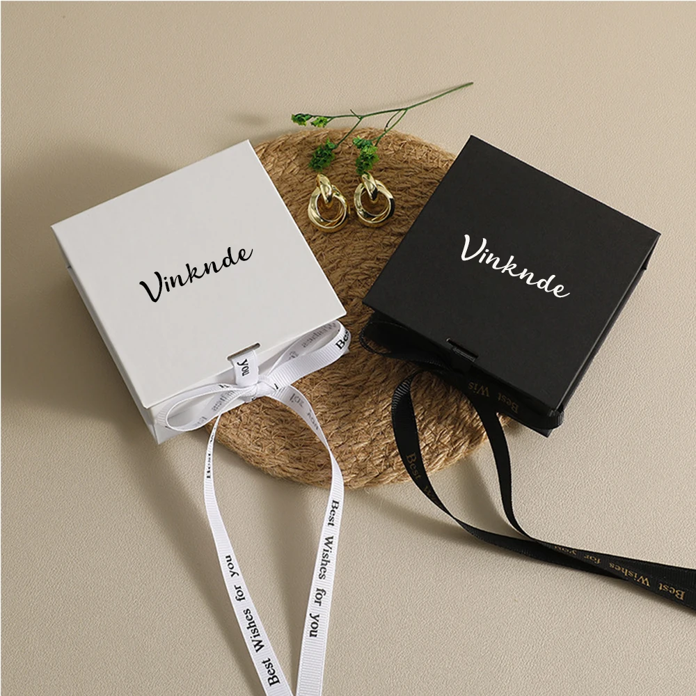 Custom Logo 9.3×9.5×3.5cm Jewelry Flip Gift Box With Ribbon Earrings Rings Bracelet Parfum Stud Pendant Necklace Organizer Case
Custom Logo 9.3×9.5×3.5cm Jewelry Flip Gift Box With Ribbon Earrings Rings Bracelet Parfum Stud Pendant Necklace Organizer Case