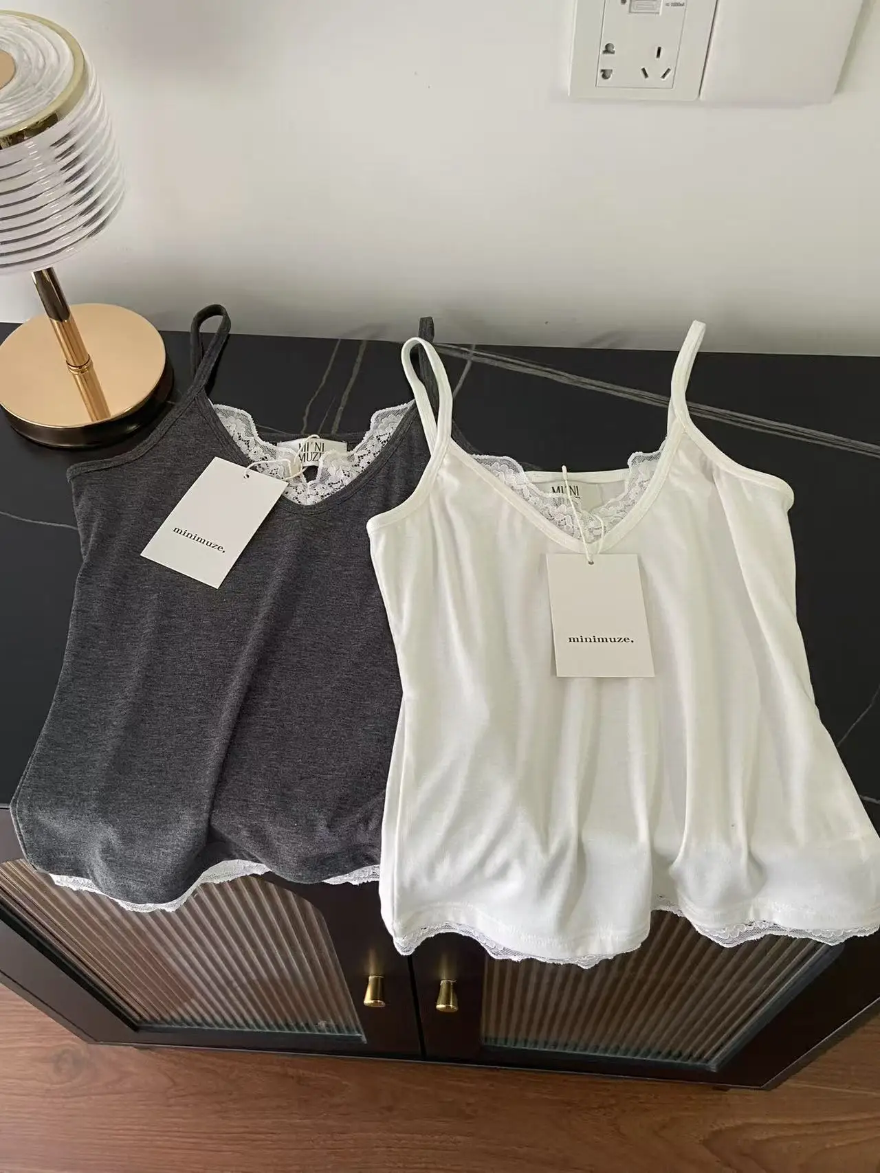 Delicate Lace Halter Neck Vest Top Women's Slim Fit Inner Wear V-Neck No Chest Pad Regular Length Spring 2026 Fashion Element
Delicate Lace Halter Neck Vest Top Women's Slim Fit Inner Wear V-Neck No Chest Pad Regular Length Spring 2026 Fashion Element