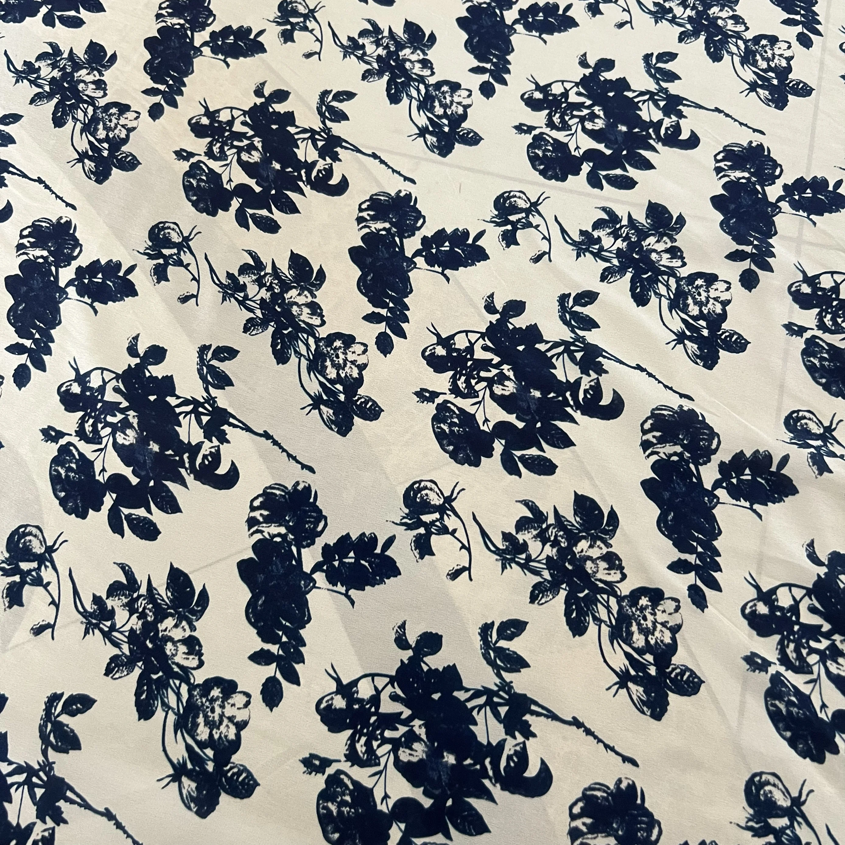 1 meter 100% Mulberry Silk 15 momme Crepe Silk Fabric Navy Big Floral Printed 140cm 55" wide by the yard XX192
1 meter 100% Mulberry Silk 15 momme Crepe Silk Fabric Navy Big Floral Printed 140cm 55" wide by the yard XX192