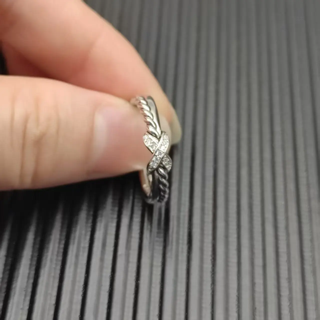 S925 Sterling Silver New Cross-Wire Ring Neutral Classic Personality Fashion Simple Temperament Retro Trend Luxury Jewelry Gift
S925 Sterling Silver New Cross-Wire Ring Neutral Classic Personality Fashion Simple Temperament Retro Trend Luxury Jewelry Gift