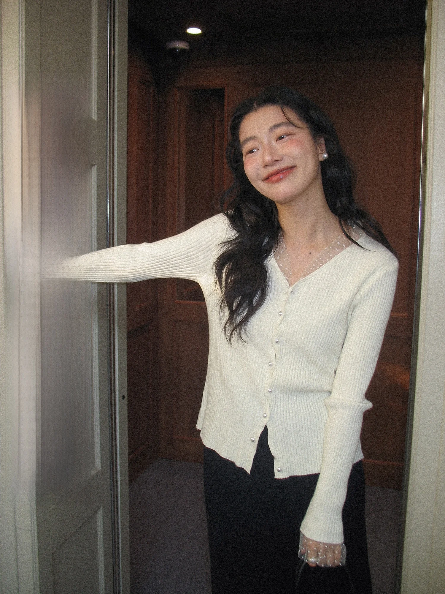 Женский модный вязаный свитер Ele Long Sve с V-образным вырезом, на пуговицах, с дышащими вставками, весна 2026, новый корейский стиль
Женский модный вязаный свитер Ele Long Sve с V-образным вырезом, на пуговицах, с дышащими вставками, весна 2026, новый корейский стиль