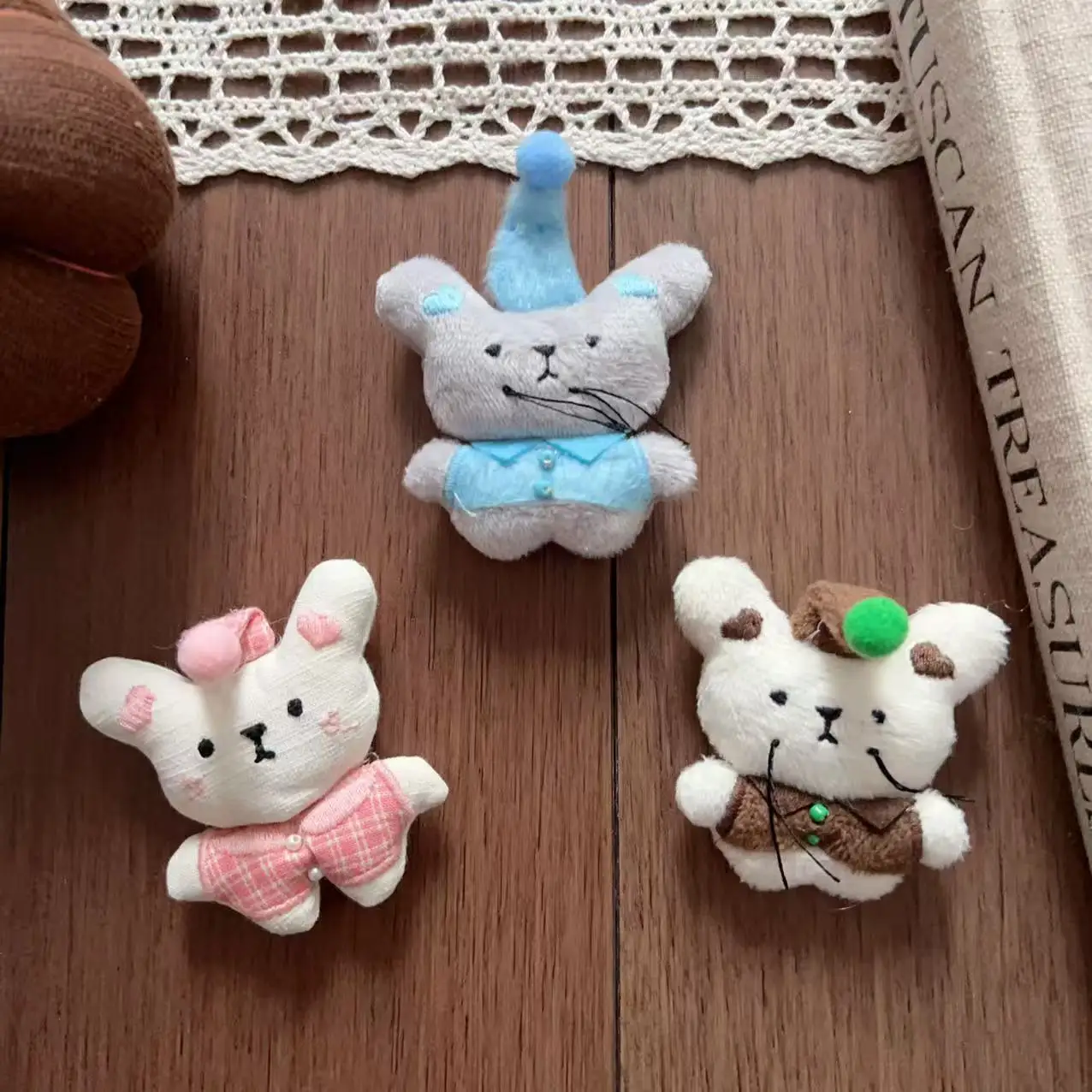 Premium Cartoon Bear Series Hair Brooch Pin Handmade Bag Pendant for Shoes Socks Luggage Clothing Trim
Premium Cartoon Bear Series Hair Brooch Pin Handmade Bag Pendant for Shoes Socks Luggage Clothing Trim