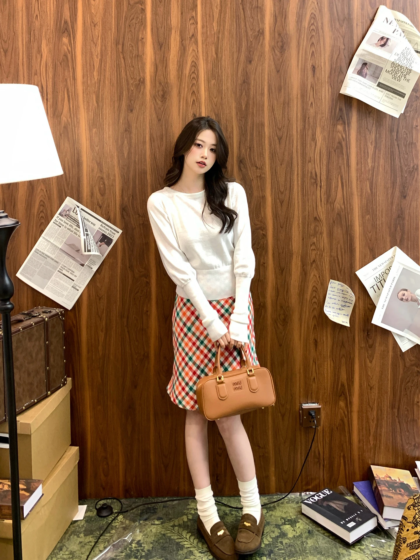 Новая женская весенняя юбка-трапеция в радужную клетку с высокой талией, облегающая, скрывающая бедра, в стиле ретро, средней длины
Новая женская весенняя юбка-трапеция в радужную клетку с высокой талией, облегающая, скрывающая бедра, в стиле ретро, средней длины