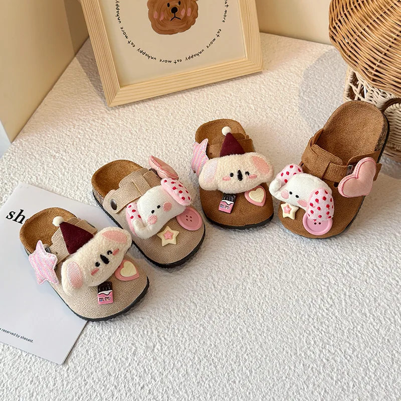 New Slippers Fashion Versatile Thick Girls Shoes Anti Slip Soft Cute Kid Shoes Cartoon Retro Simple Sweet Princess Child Sandals
New Slippers Fashion Versatile Thick Girls Shoes Anti Slip Soft Cute Kid Shoes Cartoon Retro Simple Sweet Princess Child Sandals
