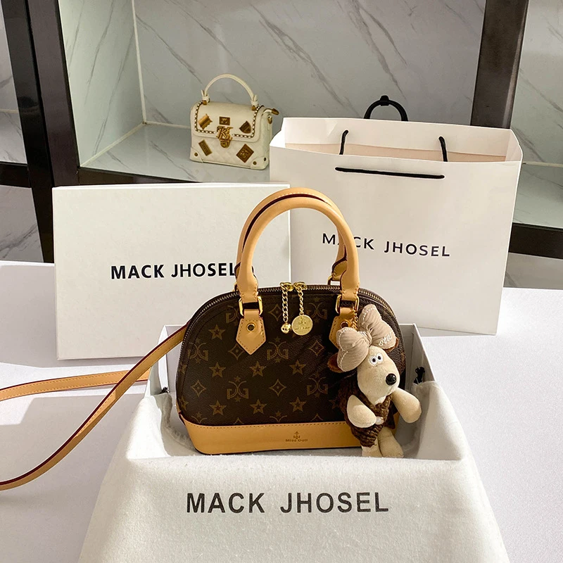 Trendy and Unique Shell Bag, Vintage Fall/Winter Work Handbag
Trendy and Unique Shell Bag, Vintage Fall/Winter Work Handbag