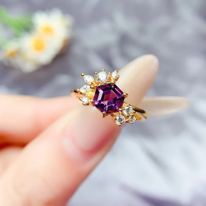 Natural Amethyst Ring Exquisite Temperament and High-end Feeling S925 Silver Precision Inlay Size Hexagonal 6x6mm
Natural Amethyst Ring Exquisite Temperament and High-end Feeling S925 Silver Precision Inlay Size Hexagonal 6x6mm