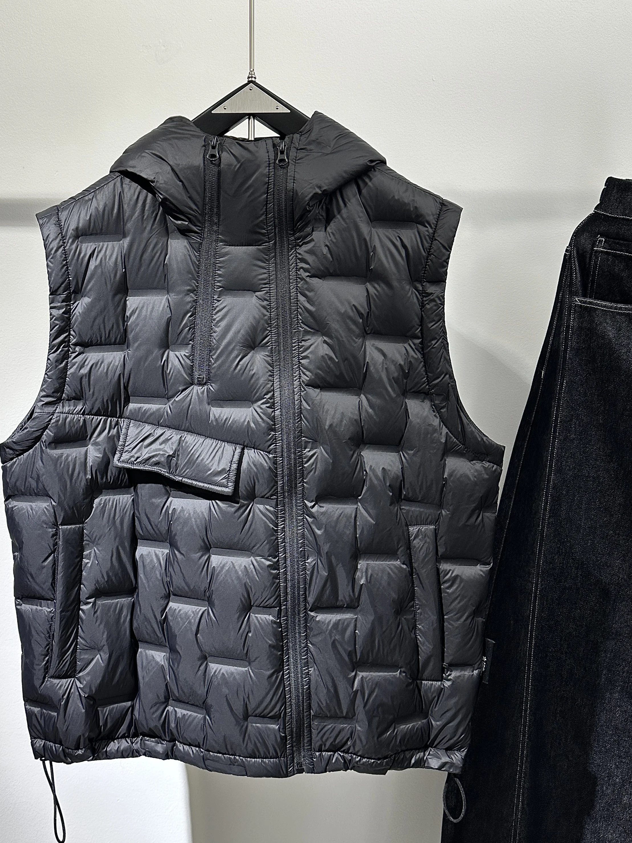 Японский модный бренд: Повседневный пуховый жилет с капюшоном и эффектом многослойности, стильный, легкий, удобный, универсальный, тонкий.
Японский модный бренд: Повседневный пуховый жилет с капюшоном и эффектом многослойности, стильный, легкий, удобный, универсальный, тонкий.