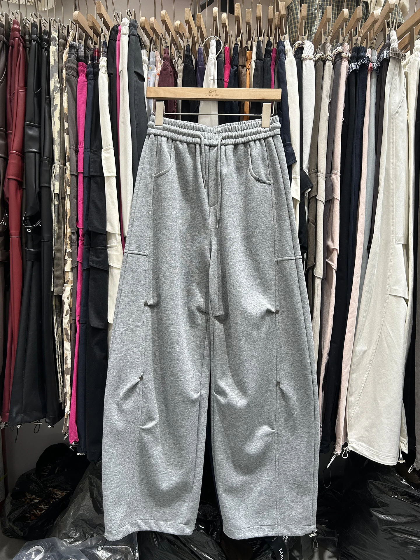 Spring 2026 New Women's Loose Wide Leg Pants Elastic Waist Bend Knife Pants Slimming Versatile Sweatpants Casual Long Trousers
Spring 2026 New Women's Loose Wide Leg Pants Elastic Waist Bend Knife Pants Slimming Versatile Sweatpants Casual Long Trousers