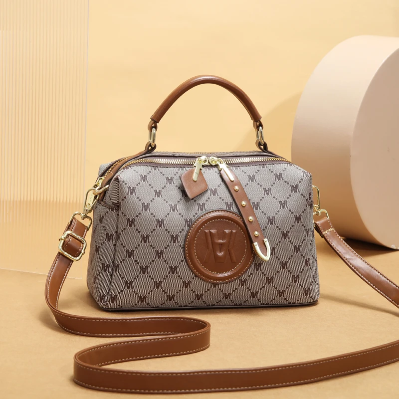 Simple diamond-shaped retro letter-printed handbag for women. Casual texture single shoulder crossbody bag
Simple diamond-shaped retro letter-printed handbag for women. Casual texture single shoulder crossbody bag