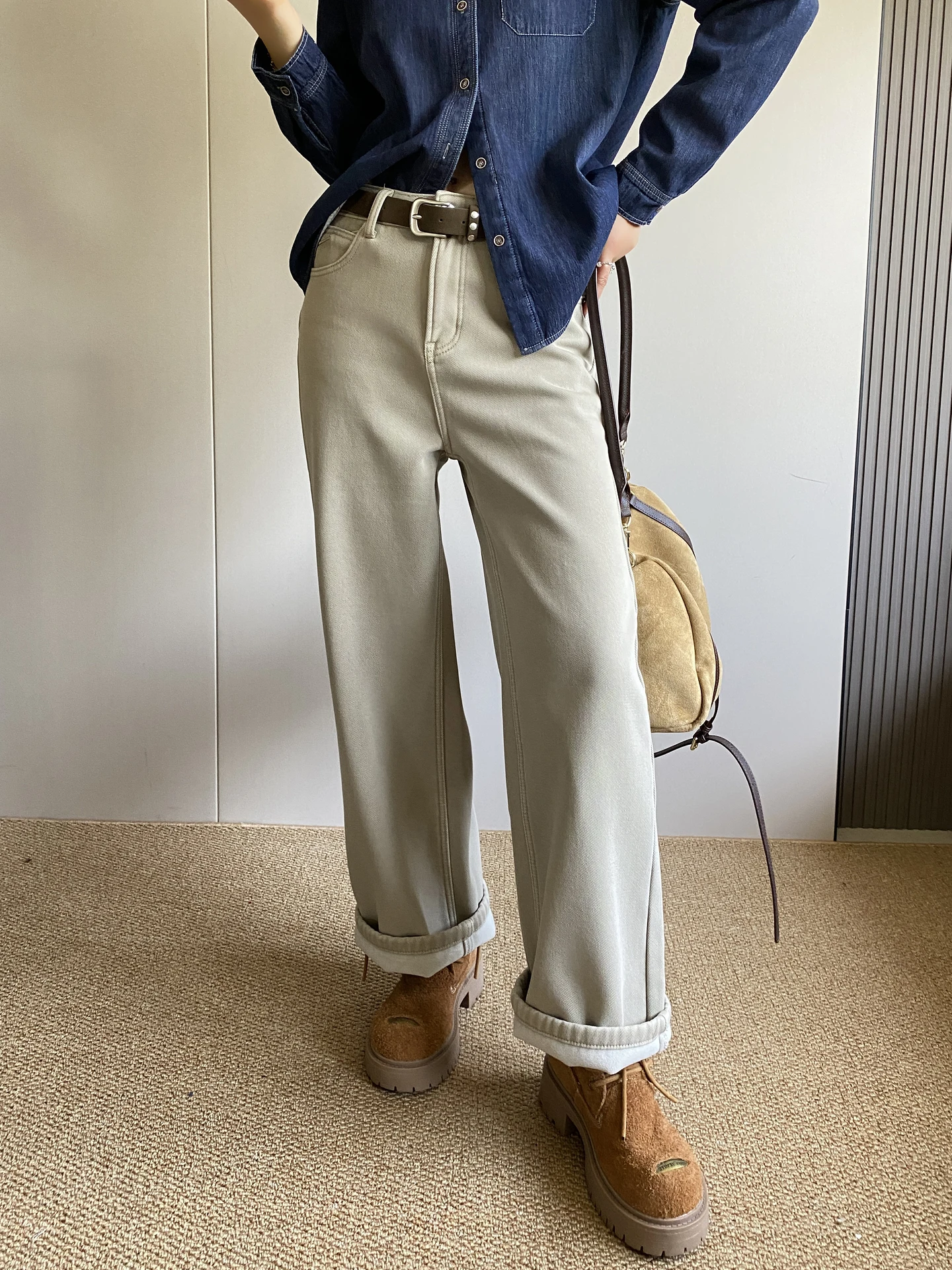 Женские джинсы с высокой талией и широкими штанинами на флисовой подкладке, осенне-зимние, новые, свободные, прямого кроя, визуально стройнящие
Женские джинсы с высокой талией и широкими штанинами на флисовой подкладке, осенне-зимние, новые, свободные, прямого кроя, визуально стройнящие