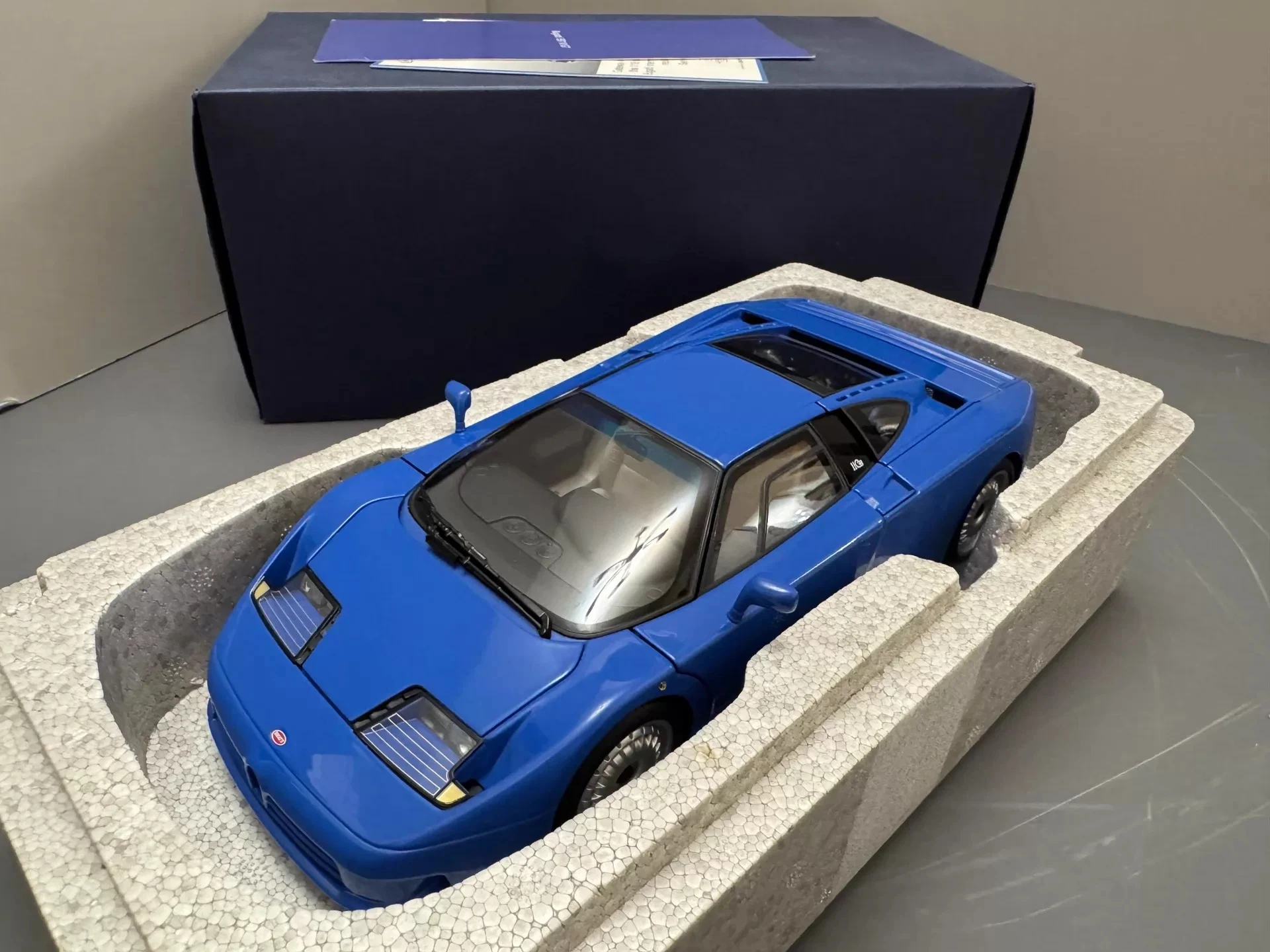 Autoart 1:18 EB110 Blue Simulation Limited Edition All Open Alloy Metal Static Car Model Toy Gift
Autoart 1:18 EB110 Blue Simulation Limited Edition All Open Alloy Metal Static Car Model Toy Gift
