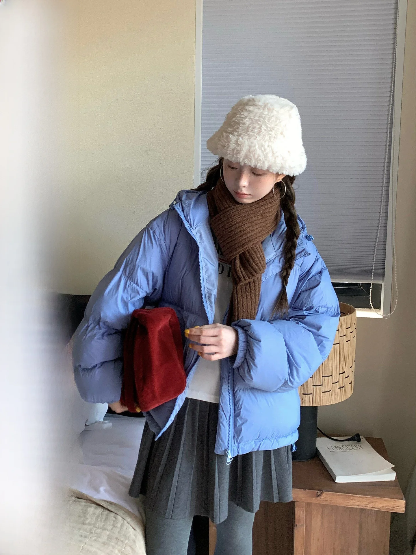 Женская зимняя куртка-пуховик COK с капюшоном, 90% белый пух, фиолетово-синяя, корейский стиль, теплая, стандартной длины, нейлоновая
Женская зимняя куртка-пуховик COK с капюшоном, 90% белый пух, фиолетово-синяя, корейский стиль, теплая, стандартной длины, нейлоновая