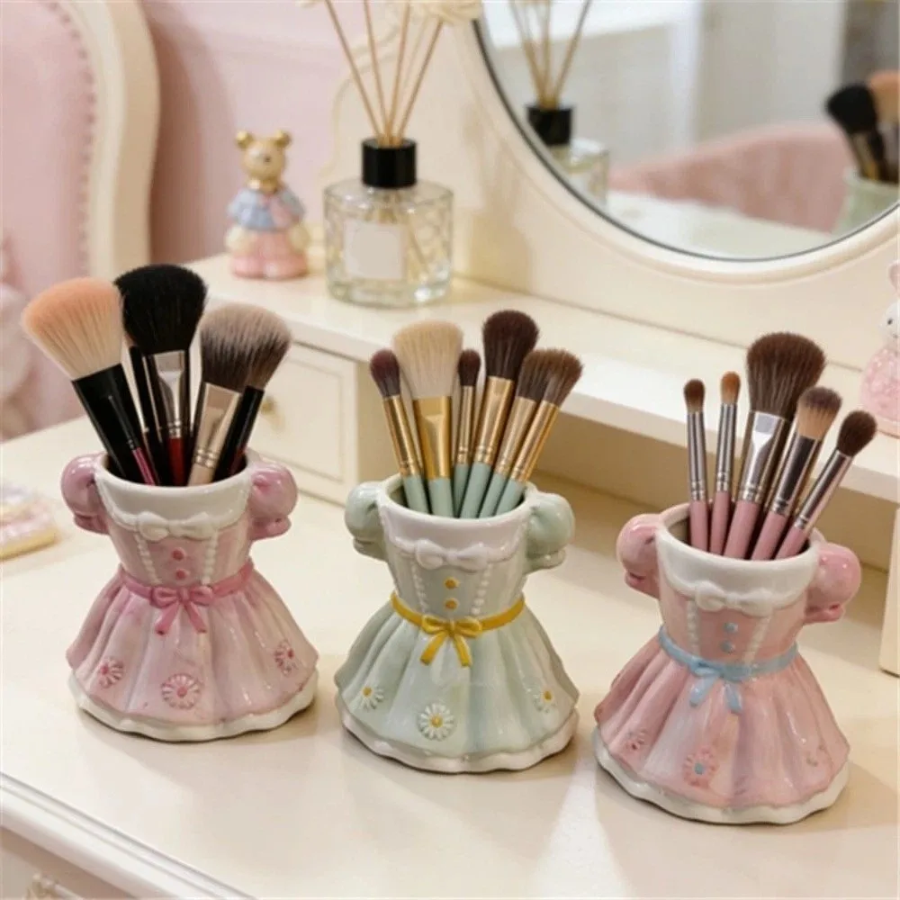Ceramic Makeup Brush Holder Sweet Large Capacity Princess Dress Storage Box Desk Decoration Organizer Flower Vase
Ceramic Makeup Brush Holder Sweet Large Capacity Princess Dress Storage Box Desk Decoration Organizer Flower Vase