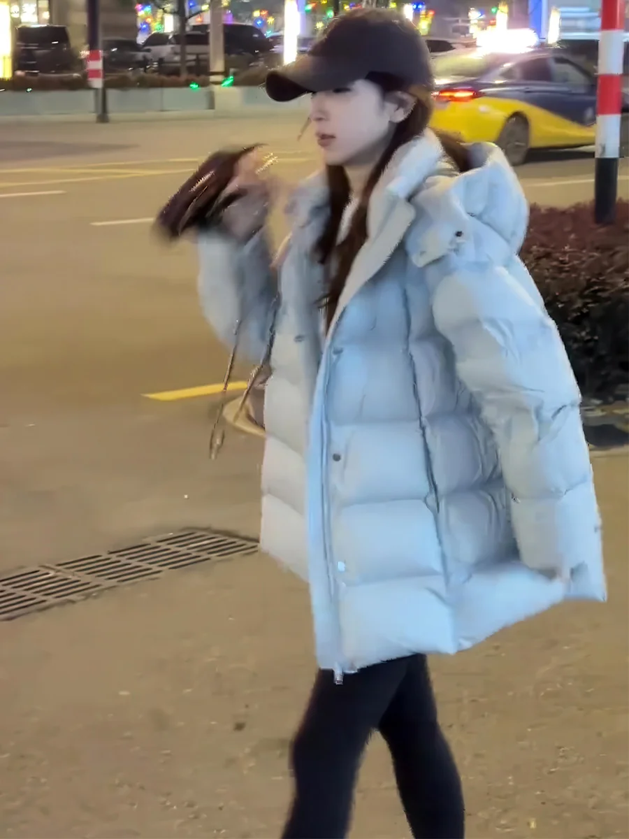 Новая женская свободная куртка-пуховик средней длины с капюшоном, теплая повседневная верхняя одежда, цвет белый, модель National Stand Thiened
Новая женская свободная куртка-пуховик средней длины с капюшоном, теплая повседневная верхняя одежда, цвет белый, модель National Stand Thiened