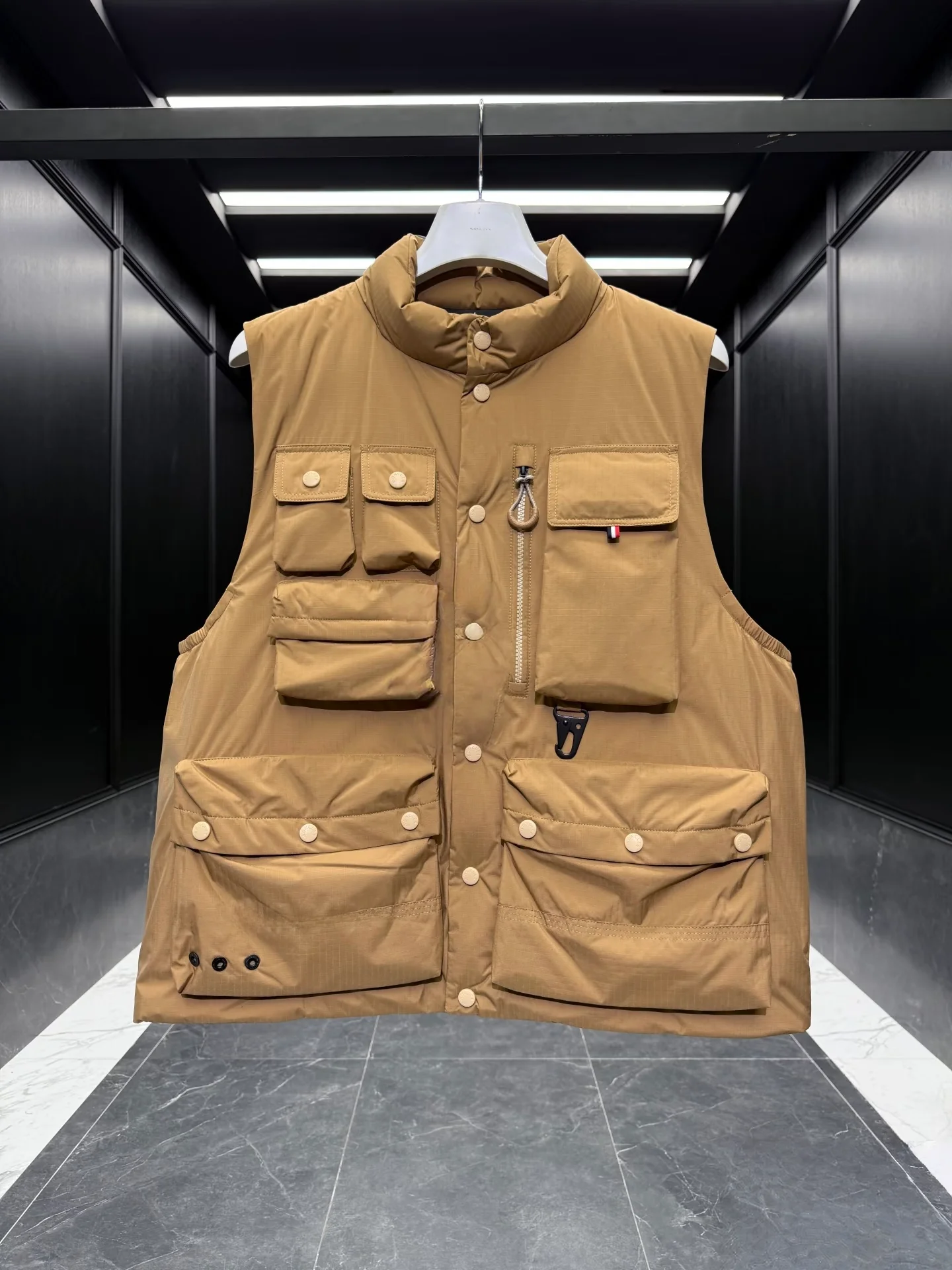 Thickened Outdoor Climbing Casual Workwear Multi-Pocket Vest Men's down Jacket White Goose down Zipper Closure Color
Thickened Outdoor Climbing Casual Workwear Multi-Pocket Vest Men's down Jacket White Goose down Zipper Closure Color