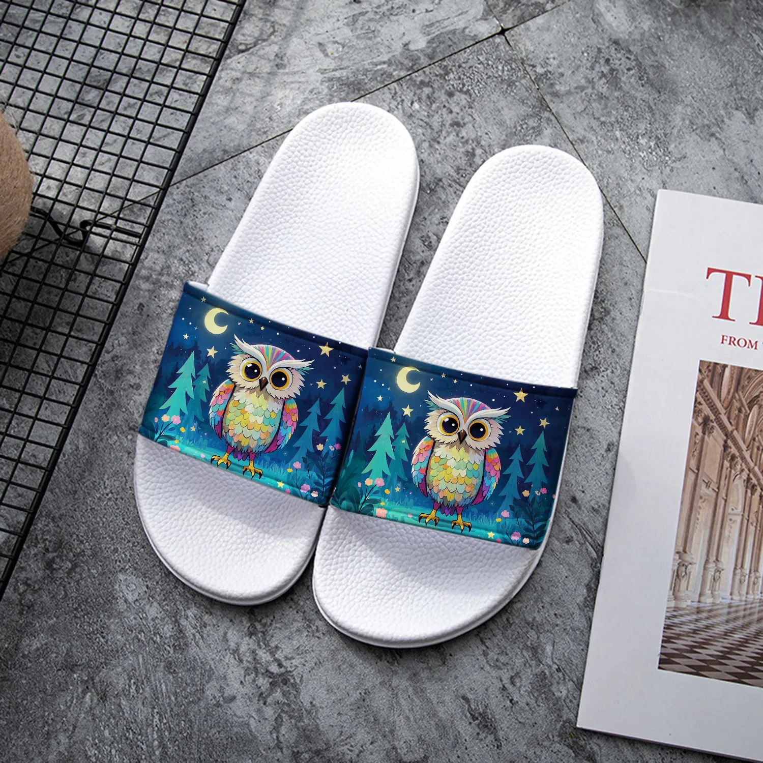Cute Owl Design Women’s PVC Slides – Comfy Indoor/Outdoor Summer Slippers with Starry Night Theme, White Upper & Black Sole
Cute Owl Design Women’s PVC Slides – Comfy Indoor/Outdoor Summer Slippers with Starry Night Theme, White Upper & Black Sole