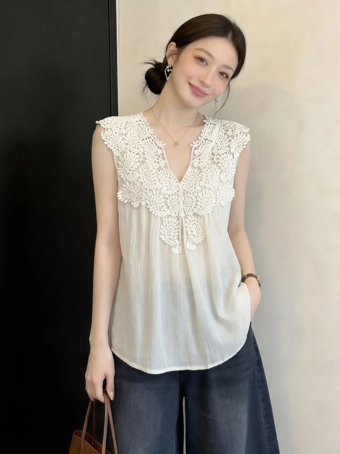 Lace Trim V-Neck Sleeveless Shirt Women Summer Lightweight Mesh Loose Slimming Top Original Design No Net Fabric Thin
Lace Trim V-Neck Sleeveless Shirt Women Summer Lightweight Mesh Loose Slimming Top Original Design No Net Fabric Thin