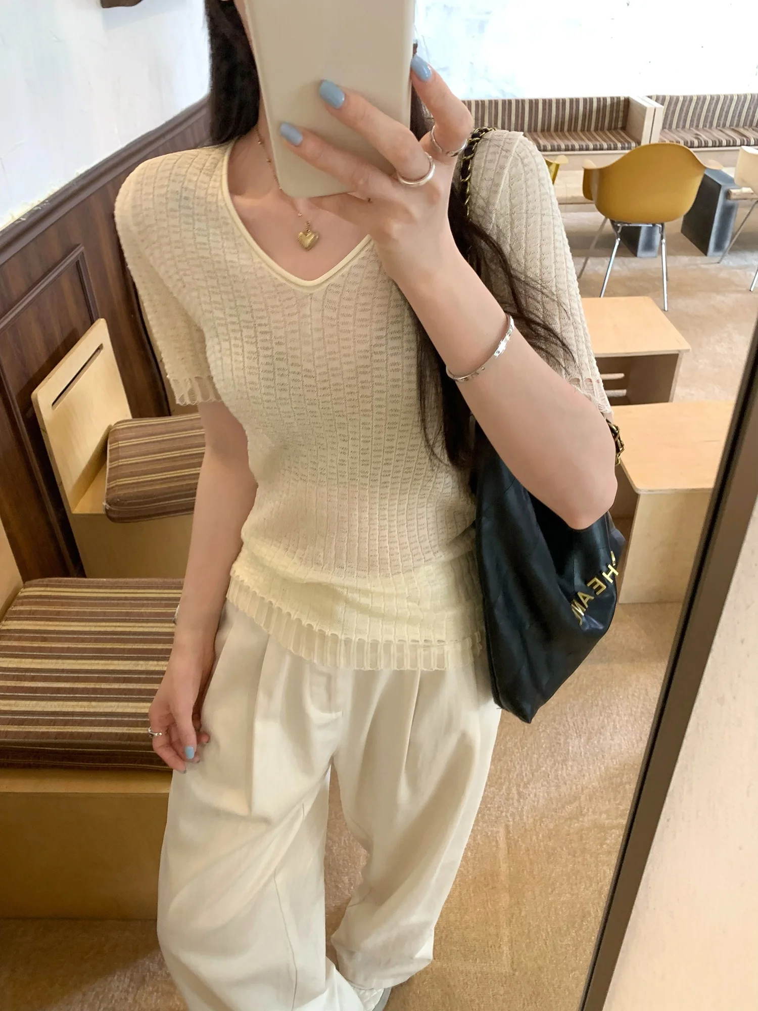 Unique V-Neck Hollow out Short Sleeve Knitted Top Women's Summer Thin Design Beautiful Shirt Korean Style Commute Fashion
Unique V-Neck Hollow out Short Sleeve Knitted Top Women's Summer Thin Design Beautiful Shirt Korean Style Commute Fashion