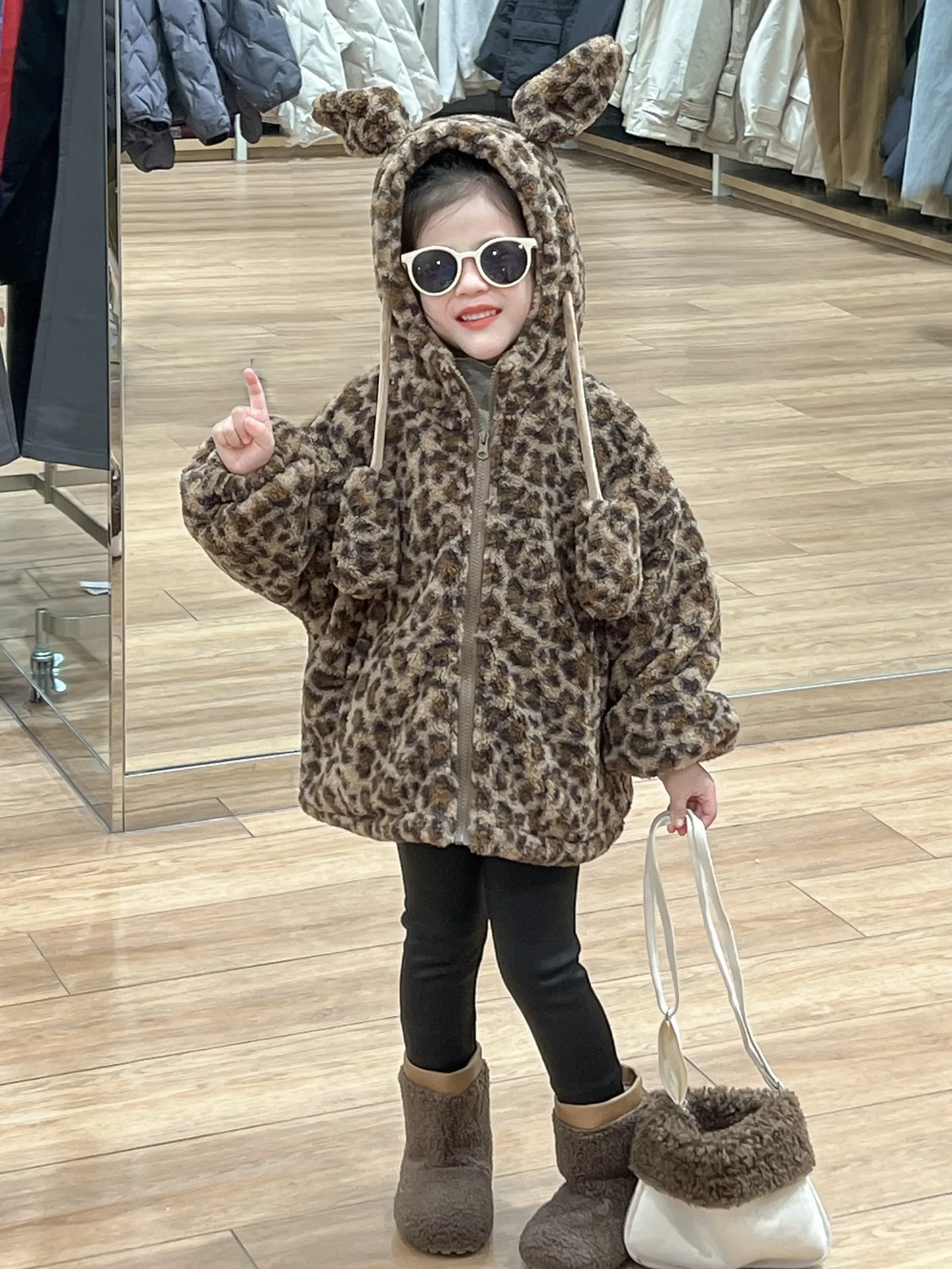 Winter Clothes for Girls Leopard Print Hooded Fleece Warm Coat Zipper Plush Jacket
Winter Clothes for Girls Leopard Print Hooded Fleece Warm Coat Zipper Plush Jacket