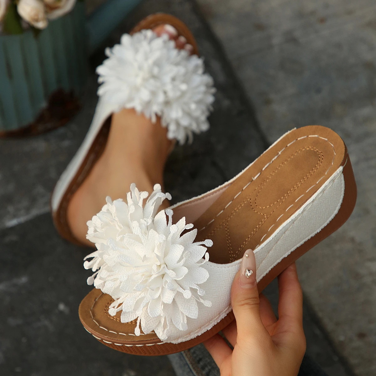 New Summer Women's Flower Decoration Wedge Sandals Open Toe Slip-On Comfortable Breathable Casual Outdoor Shoes Non-Slip Sole
New Summer Women's Flower Decoration Wedge Sandals Open Toe Slip-On Comfortable Breathable Casual Outdoor Shoes Non-Slip Sole